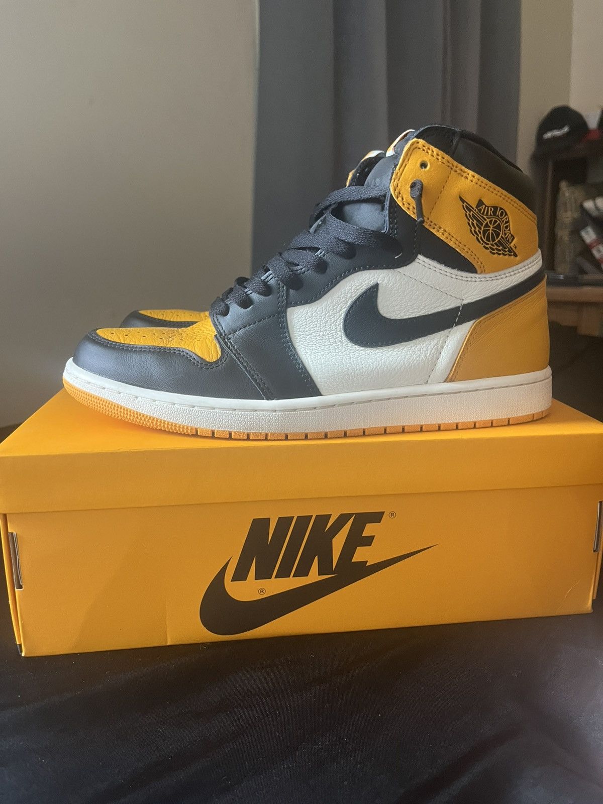 Jordan Brand Jordan 1 Retro Mid “Taxi” Size US 11 / EU 44 - 1 Thumbnail