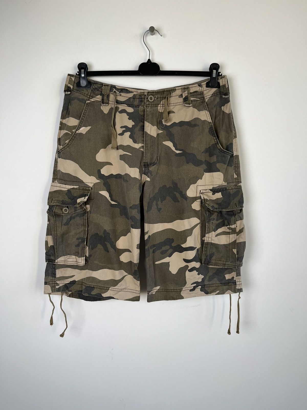 Vintage Vintage Military Cargo Camo Shorts Size US 32 / EU 48 - 1 Thumbnail