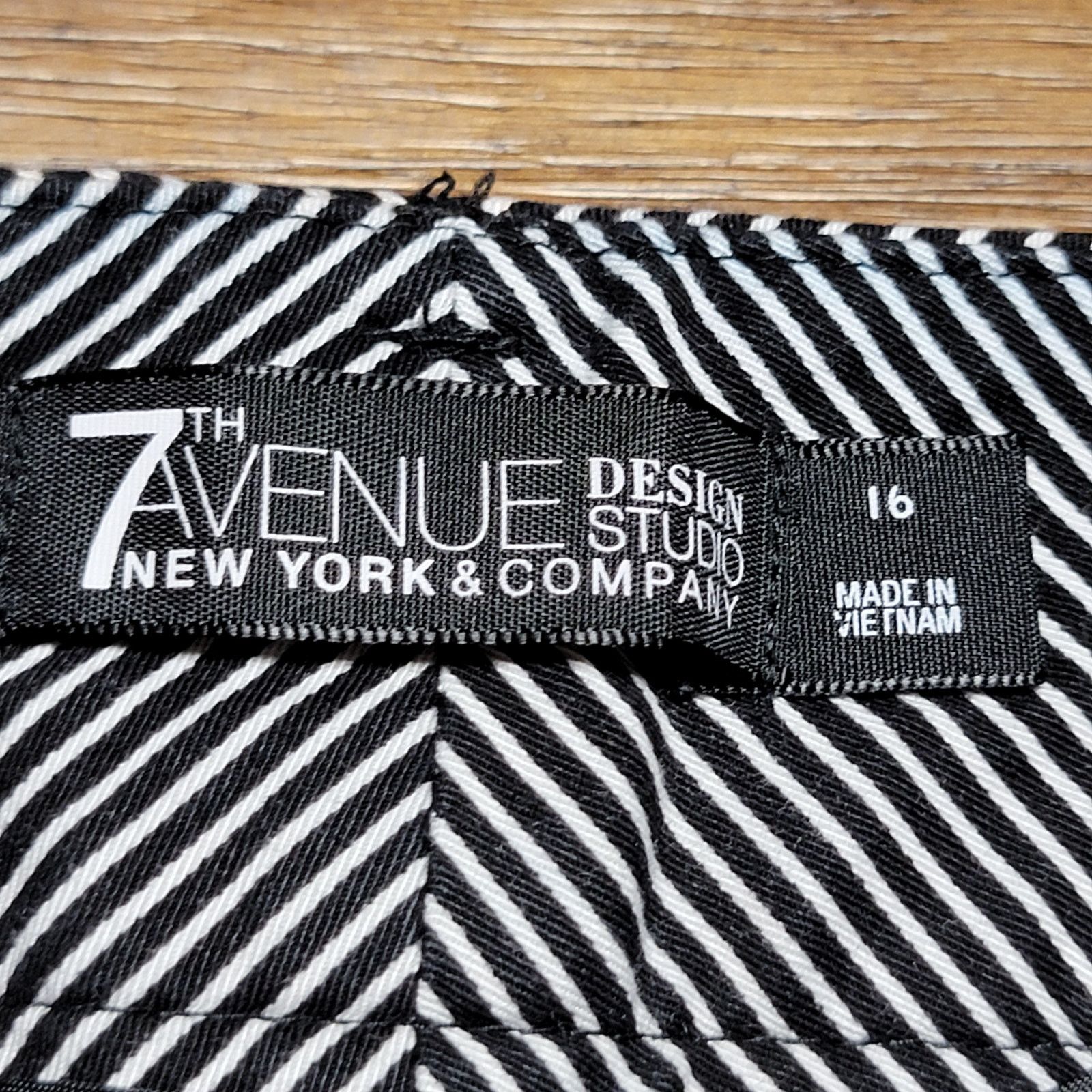 Other 7th Ave NY & Co Design Studio B&W Pin Stripe Shorts -Size 16 Size 38" / US 16 / IT 52 - 3 Thumbnail