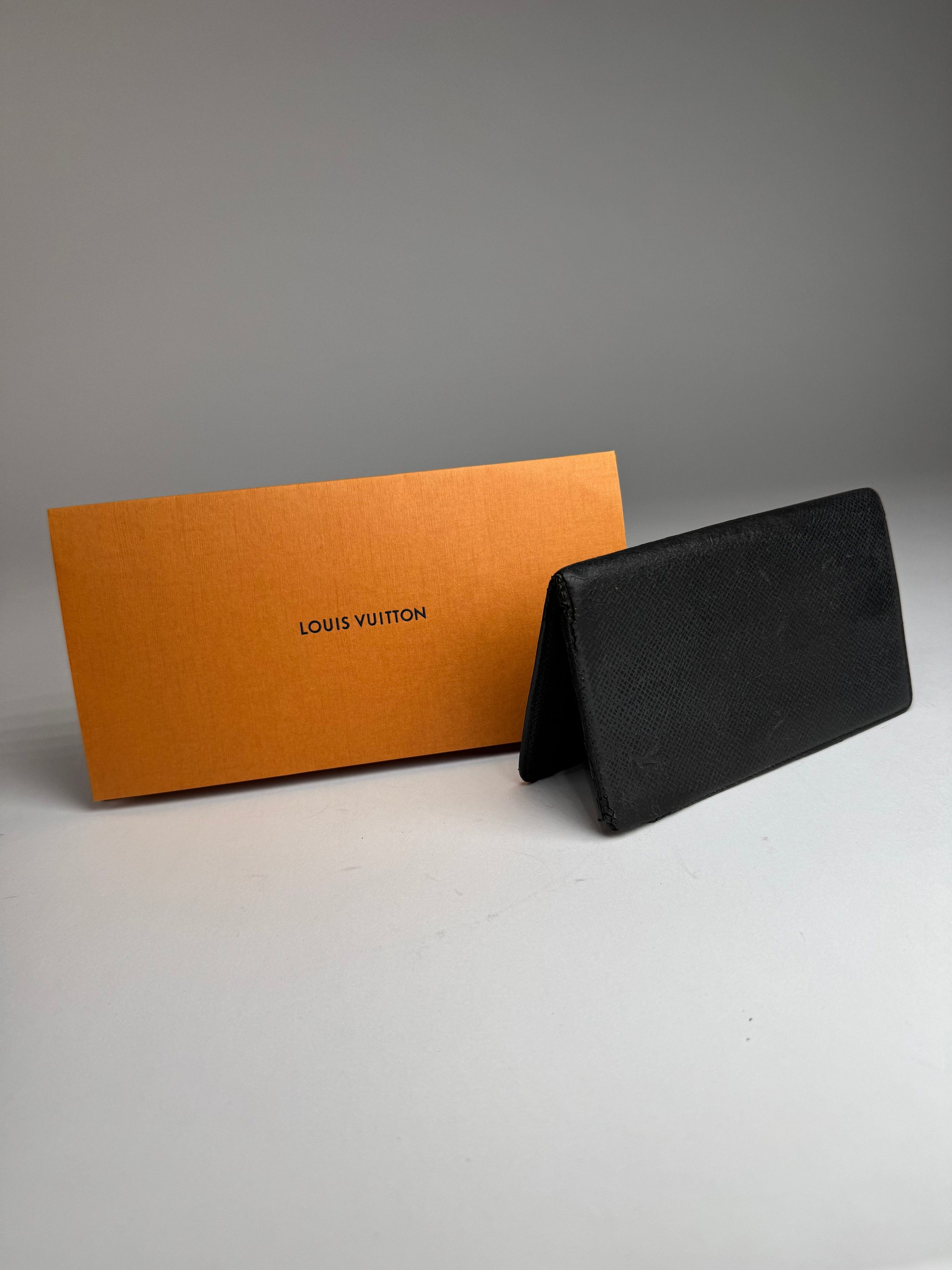 Louis Vuitton Vintage Taiga Leather Card Holder / ID Holder Black Size ONE SIZE - 1 Thumbnail