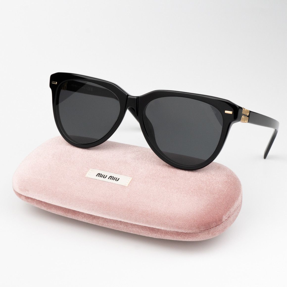 【Miu Miu】0MU 12ZS ロゴ サングラス（Black） Miu Miu SMU 12ZS women Black Geometric Sunglasses