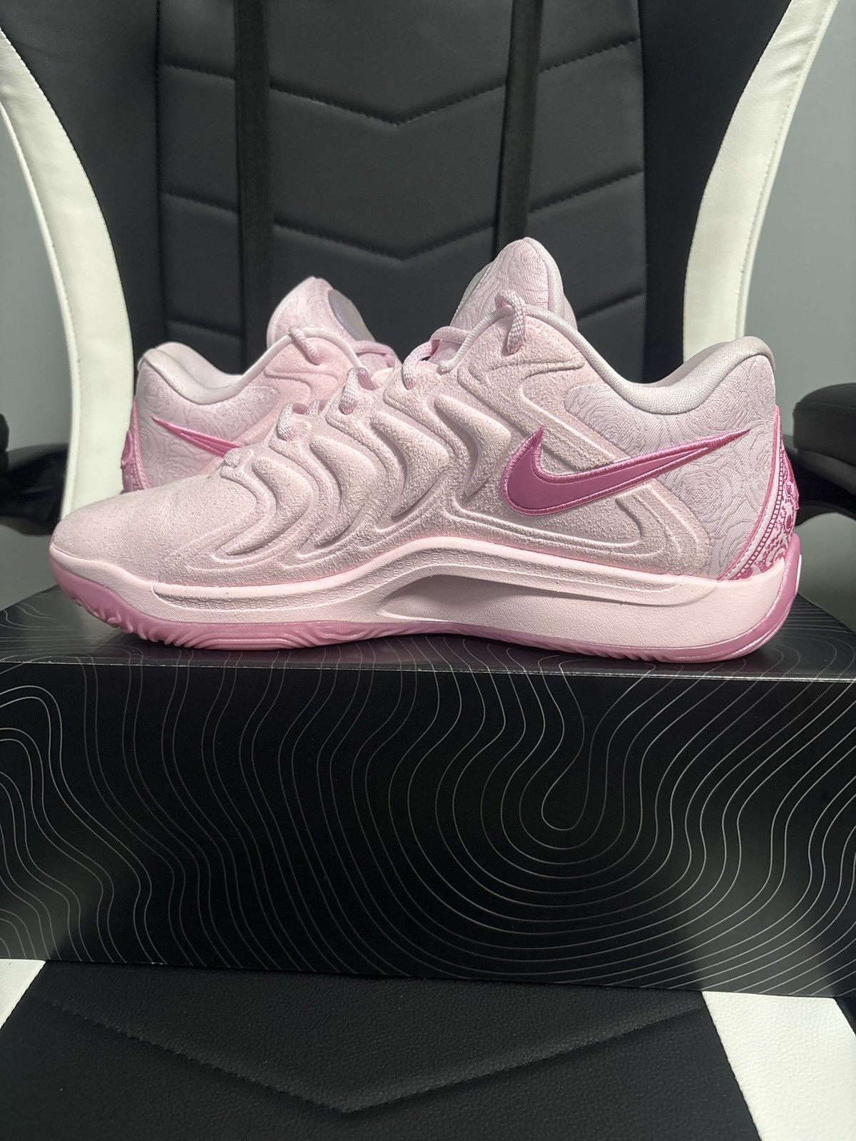 Nike Nike KD 17 NRG ‘Aunt Pearl’ Size US 11 / EU 44 - 2 Thumbnail