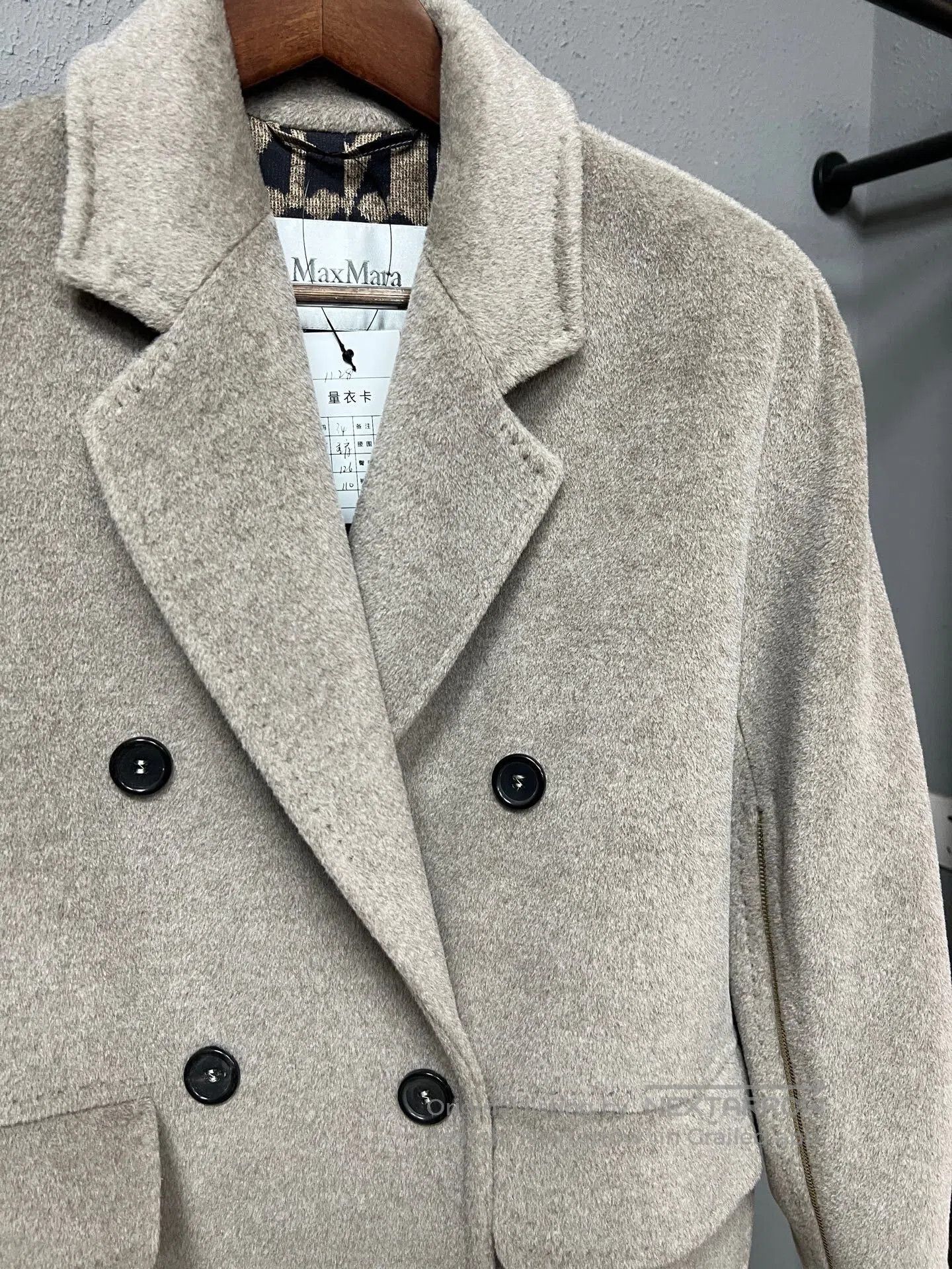 Max Mara elegant maxmara coat in beige color. Size XS / US 0-2 / IT 36-38 - 3 Thumbnail