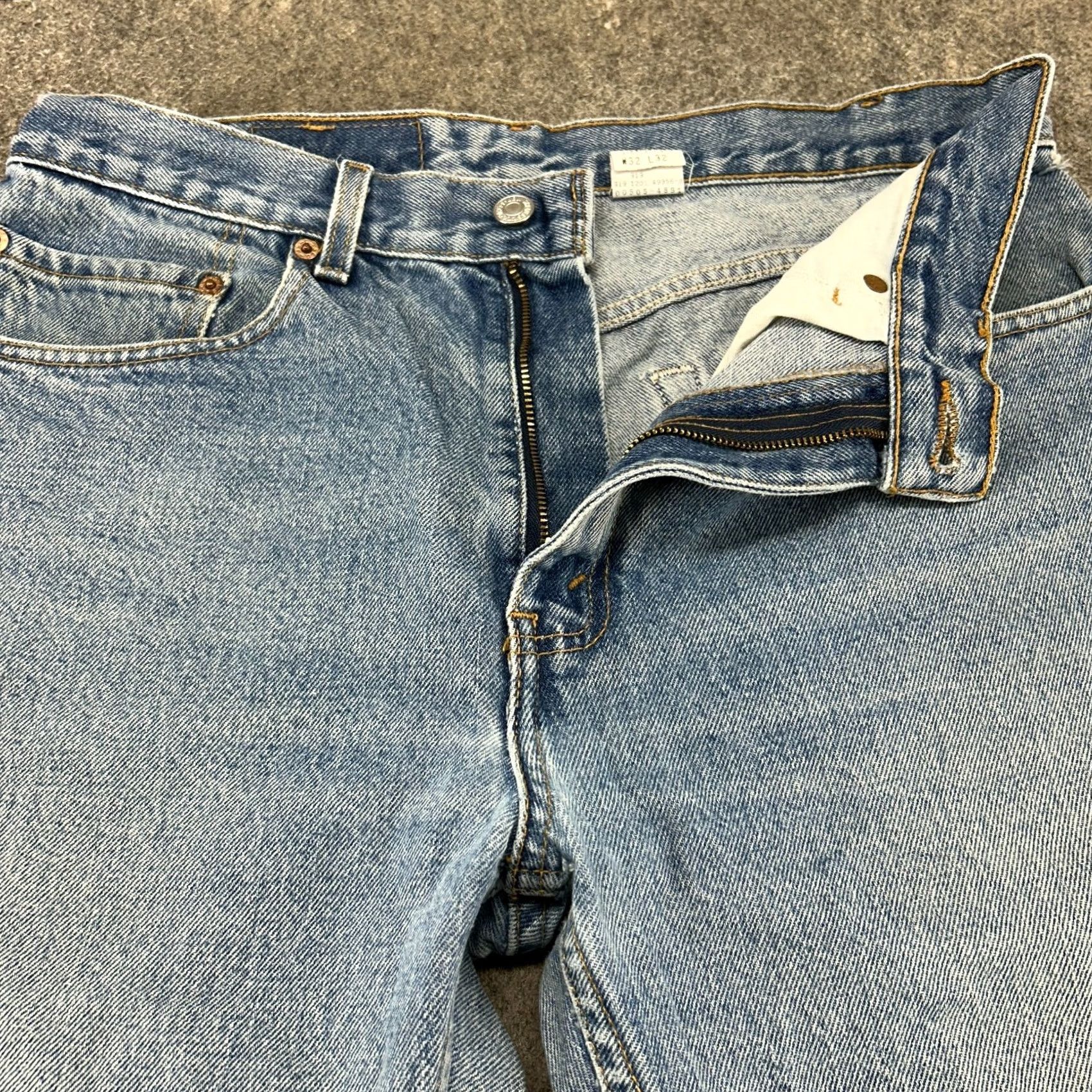 Levi's VINTAGE Levi's 505 Jeans Mens 32x32 Blue Regular Fit Straight Leg Distressed Light Wash denim 100% Cotton 5-Pocket Belt Loops Mod ern Mens Size US 32 / EU 48 - 2 Thumbnail