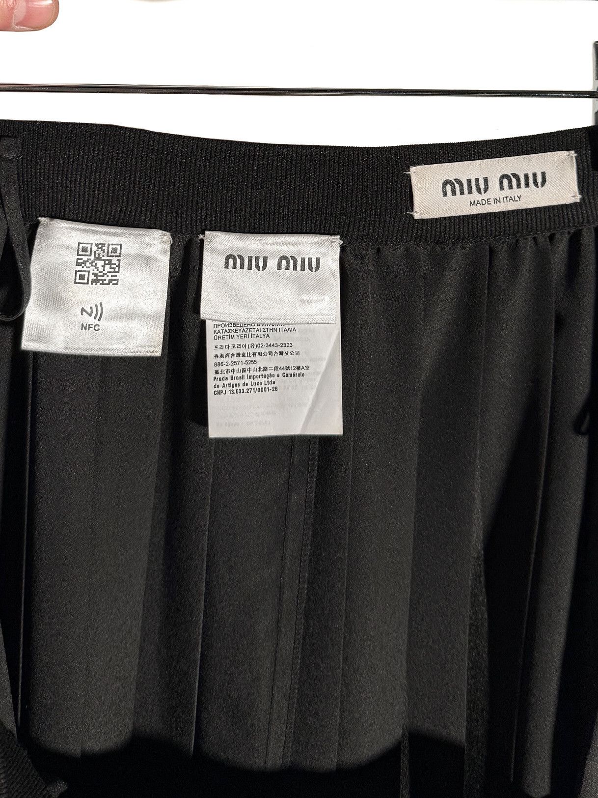 Miu Miu Miu Miu 2022 Black Pleated Elastic Logo Long Skirt Size 26" / US 2 / IT 38 - 6 Thumbnail