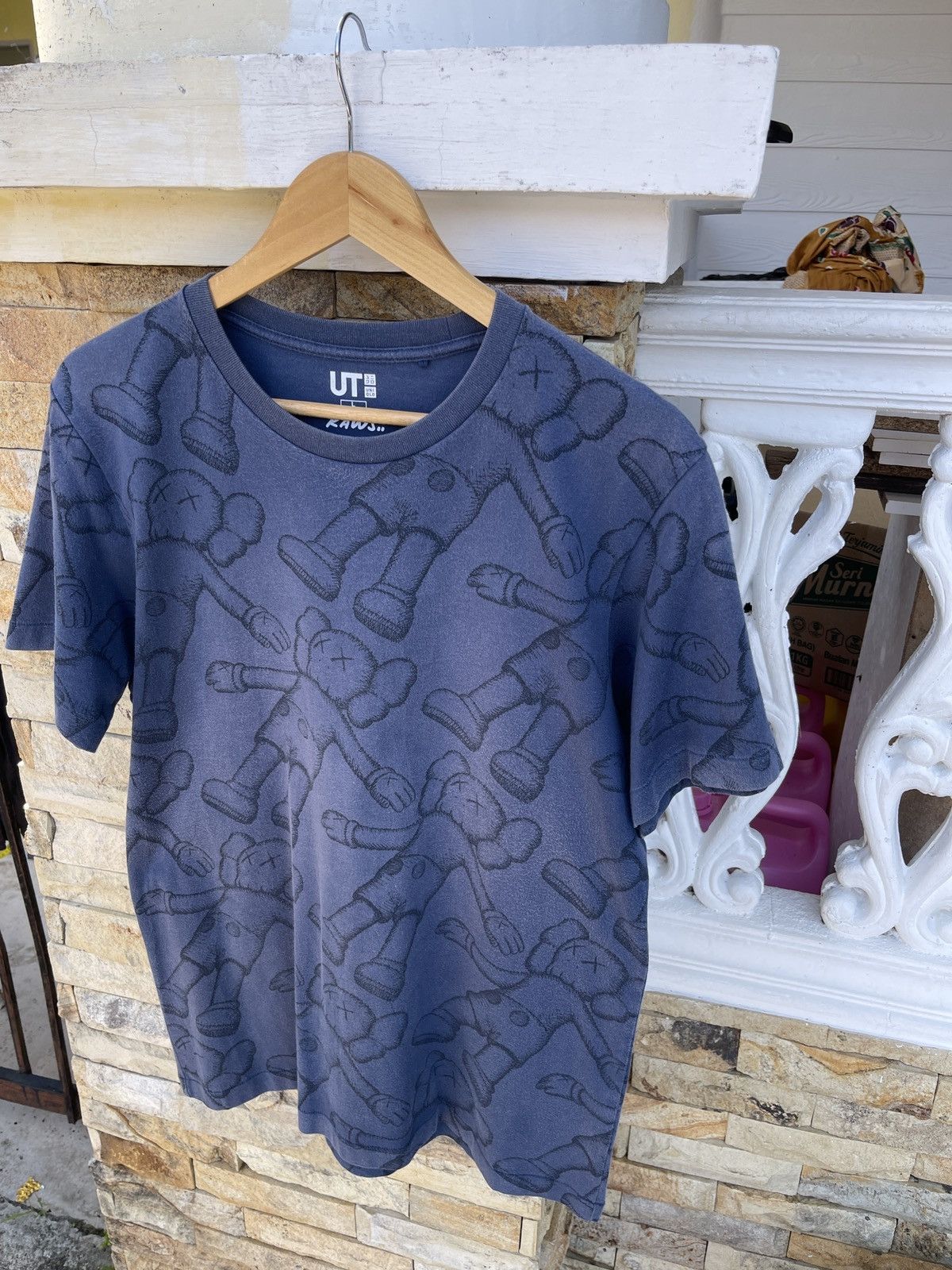 Kaws Last Drop🔥Rare🔥Kaws X Uniqlo T-Shirt Size US L / EU 52-54 / 3 - 4 Thumbnail