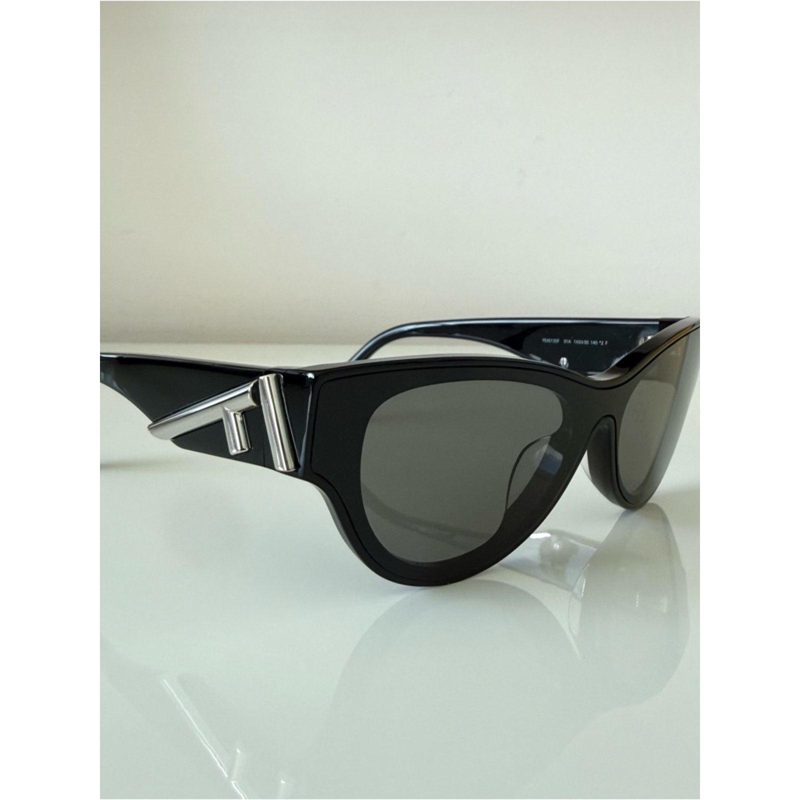 Fendi NEW!!! Fendi black women sunglasses FE40135F 01A Authentic Size ONE SIZE - 2 Thumbnail