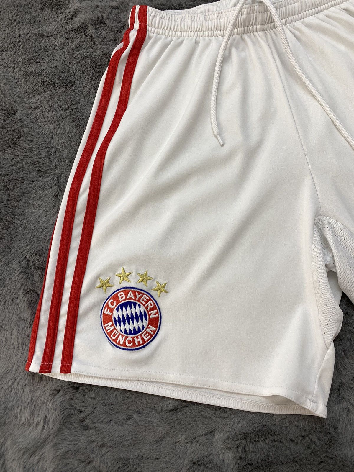 Adidas × Vintage BAYERN MUNICH 2015 2016 HOME SOCCER SHORTS ADIDAS Size US 31 - 5 Thumbnail