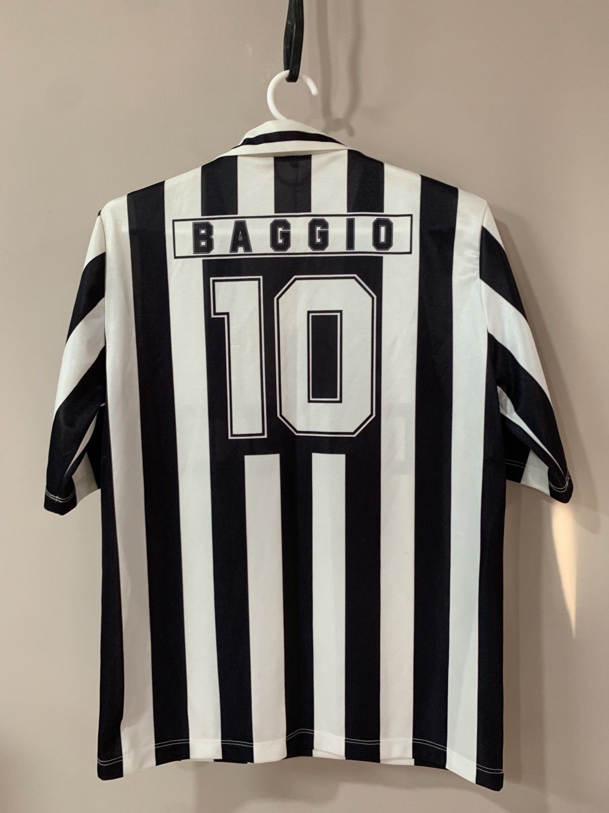 Vintage Juventus Vintage Football Shirt Retro Soccer BAGGIO #10 Size US S / EU 44-46 / 1 - 2 Thumbnail