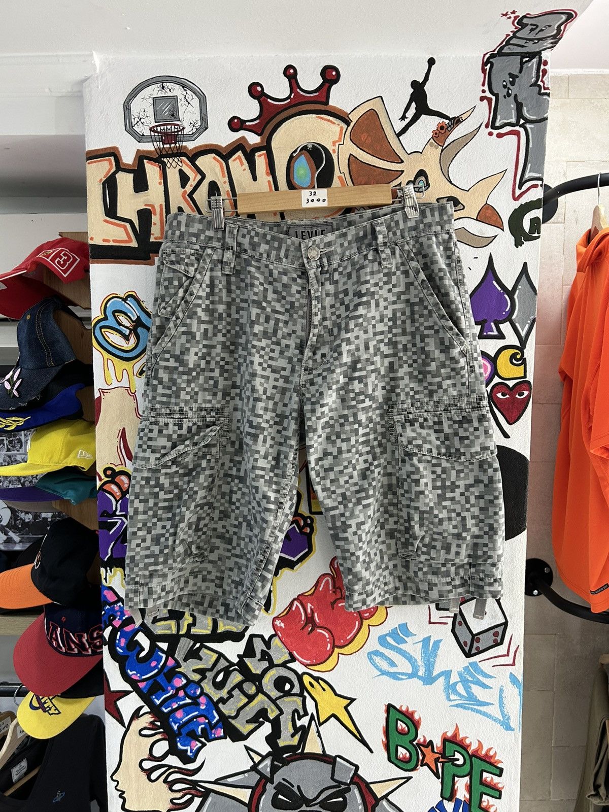 Vintage Levi’s cargo Pixeleted Camo Shorts Size US 32 / EU 48 - 1 Thumbnail