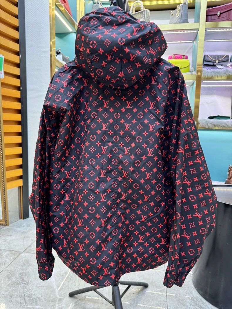 Louis Vuitton Louis Vuitton size 38 Full Logo Waterproof Parka Jacket 25 Size US M / EU 48-50 / 2 - 2 Thumbnail