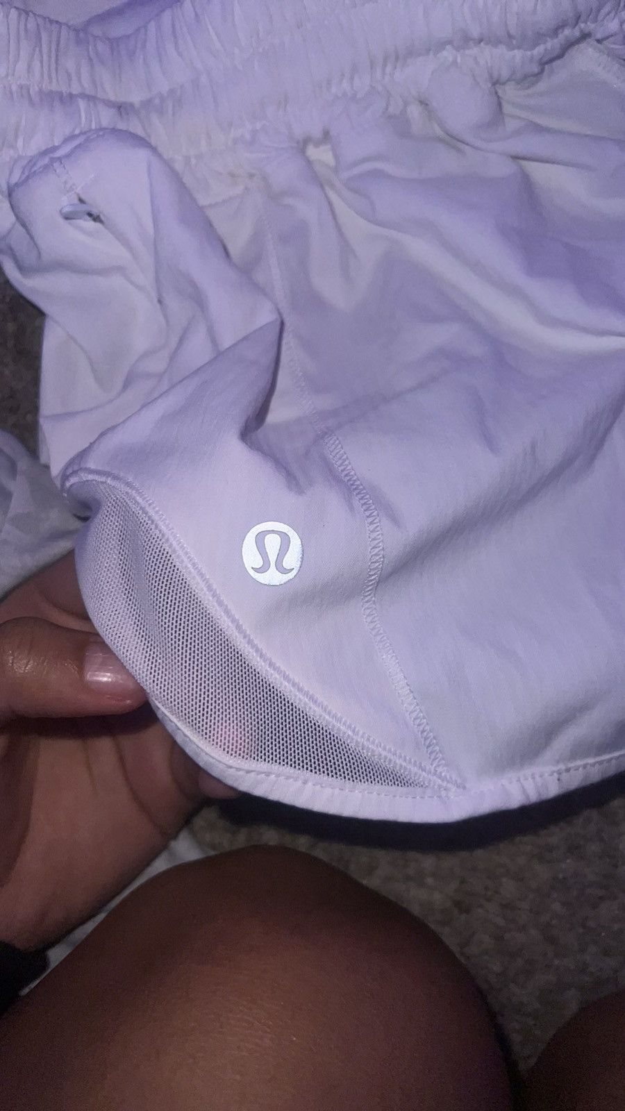 Lululemon Lululemon 2.5 Inch Seam White Hotty Hot Shorts Size 27" / US 4 / IT 40 - 3 Thumbnail
