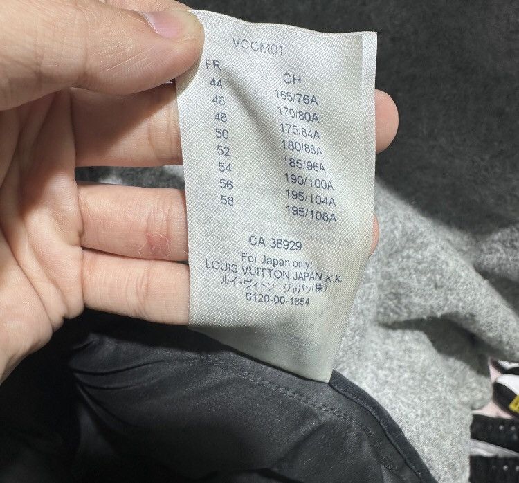 Louis Vuitton Louis Vuitton Show Full Print Embossed Gray Logo Down Jacket Size US M / EU 48-50 / 2 - 5 Thumbnail