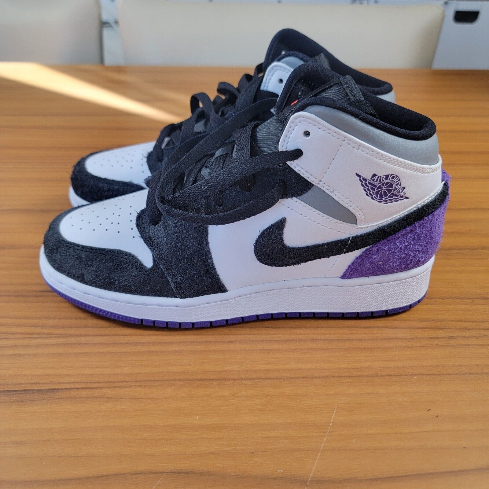 Jordan Brand Air Jordan 1 Mid SE GS 'Varsity Purple' Sz 6Y BQ6931-105 Size US 6 / EU 39 - 2 Thumbnail