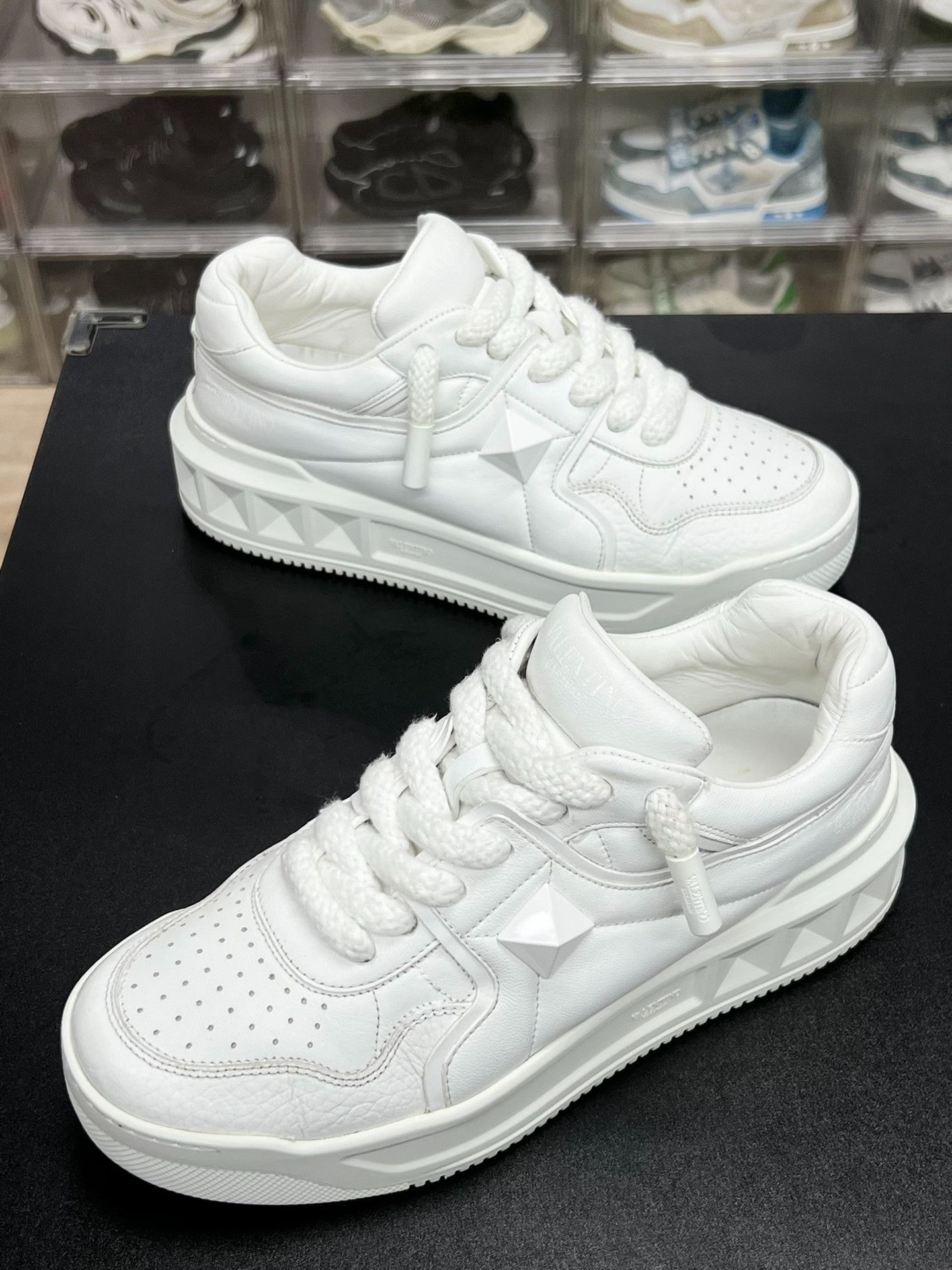 Valentino Valentino White Lowtop Sneakers 8 Men Size US 8 / EU 41 - 1 Thumbnail