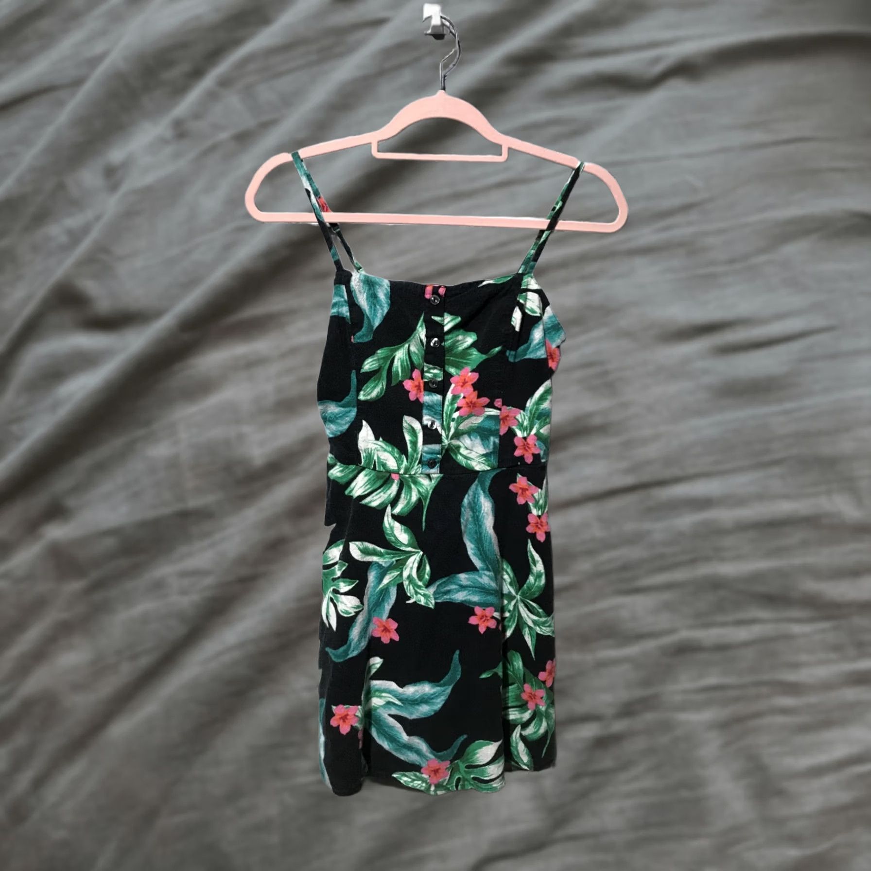 zara leather dress NEW Green Faux Vegan Sleeveless Button V-neck Ruffle Mini M A-line One-Shoulder Floor-Length Satin Size:WOMEN / EU 41 / US 10 - 10.5 PLP:Shapewear