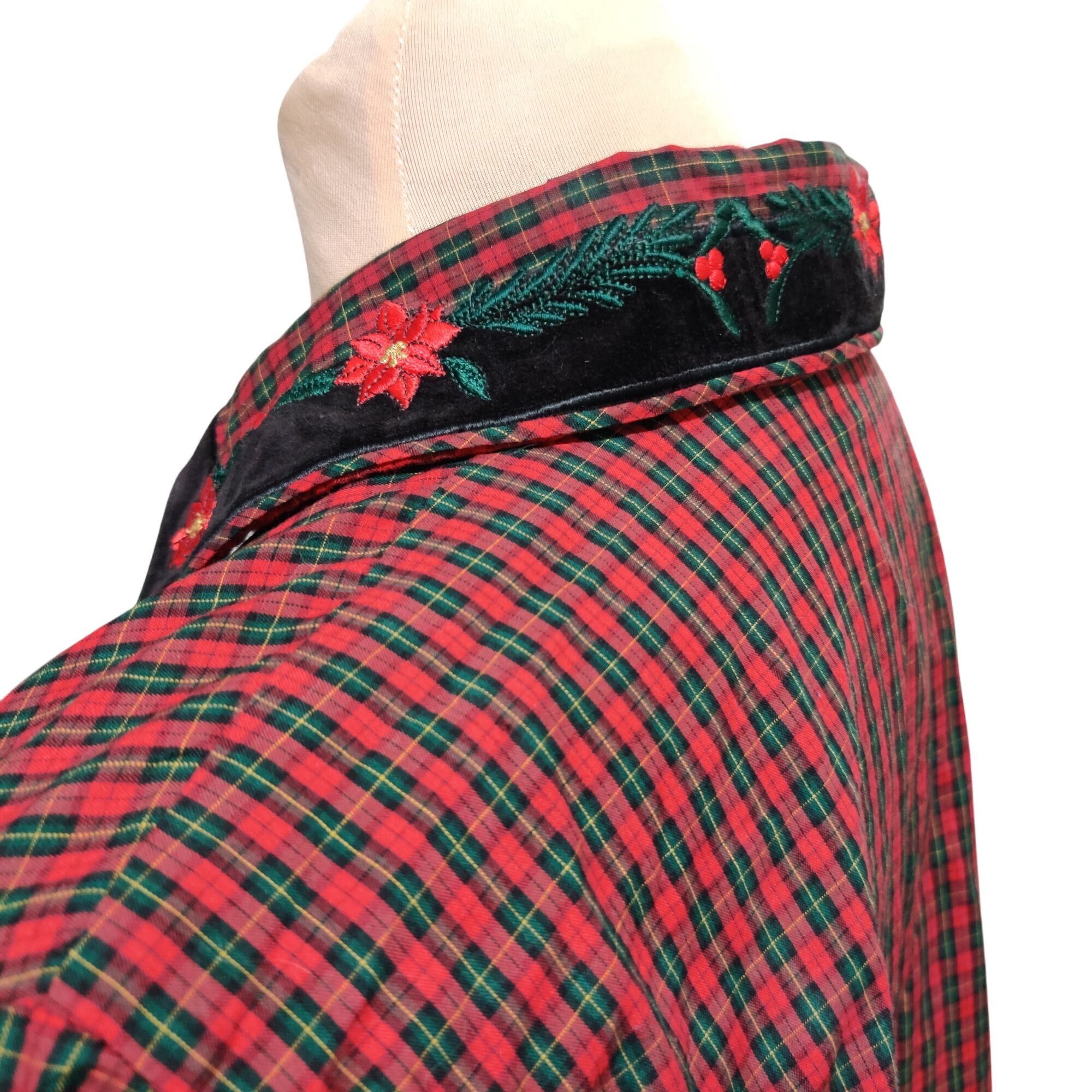 Vintage Vintage Karen Scott M Red Green Plaid Button Shirt Embroider Size M / US 6-8 / IT 42-44 - 2 Thumbnail
