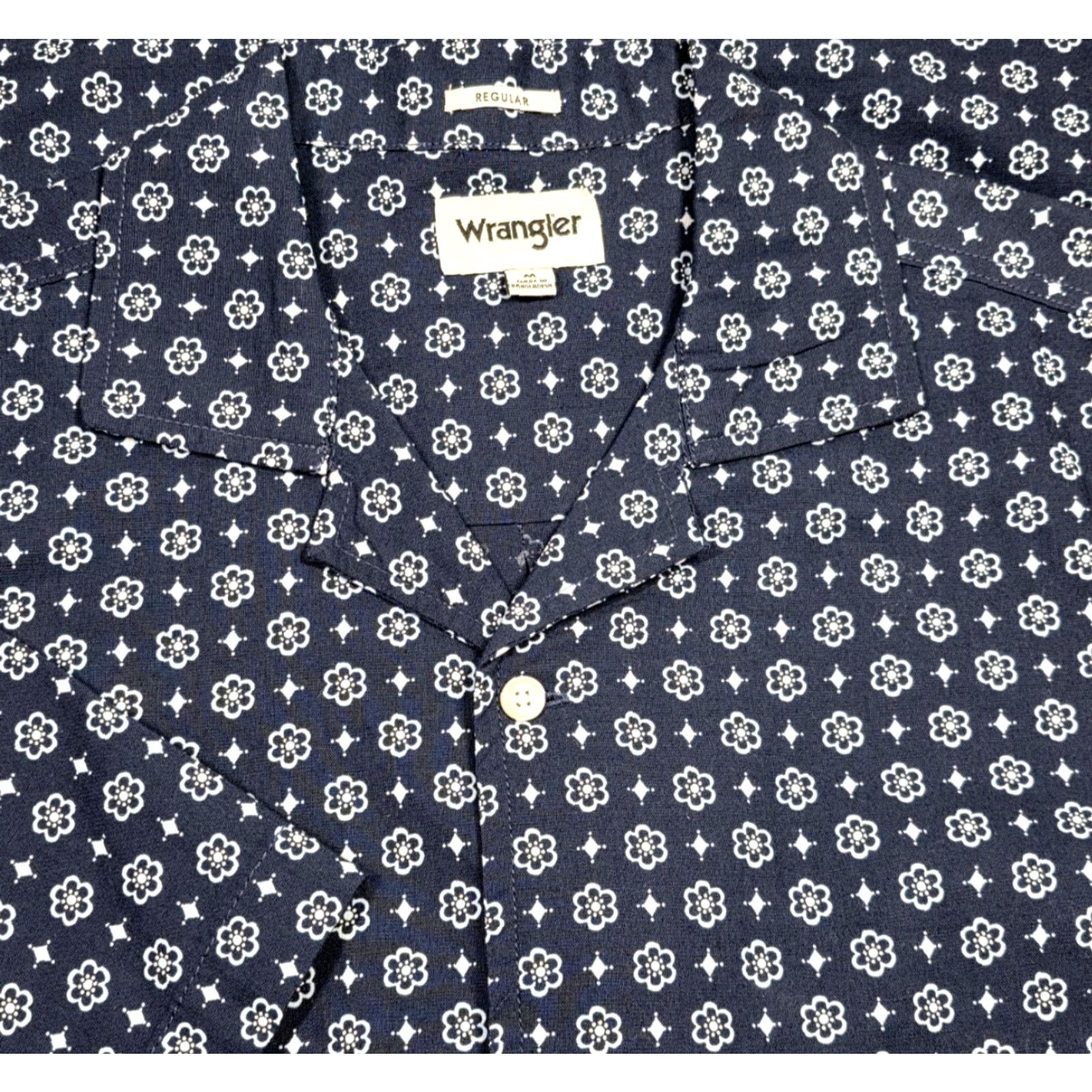 Wrangler VINTAGE Wrangler Resort Shirt Mens M Geometric Hawaiian Camp Blue Cotton Short Sleeve Button-Up Decade: 90s? (But do not add decade) Size US M / EU 48-50 / 2 - 3 Thumbnail