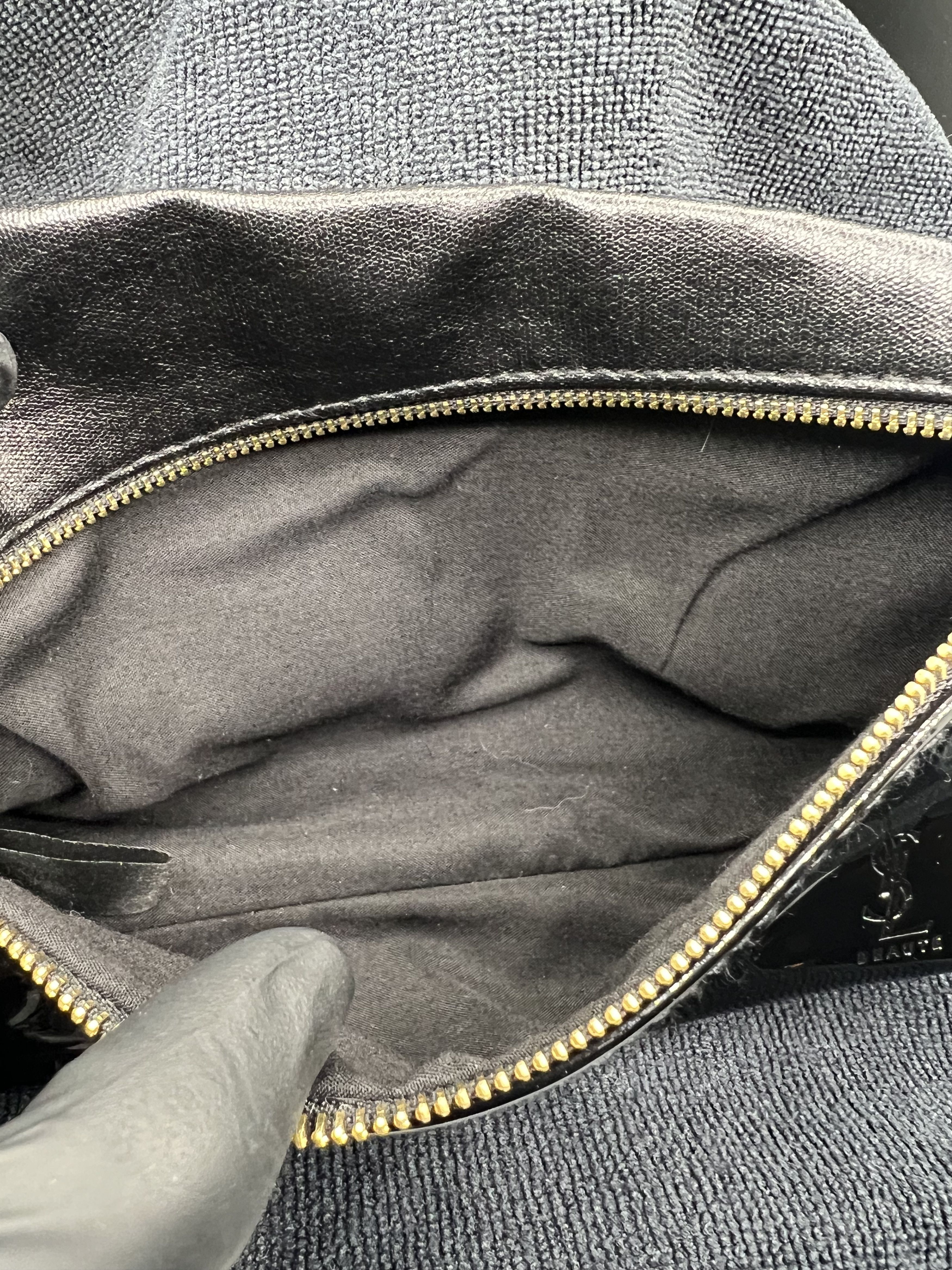Yves Saint Laurent PRE OWNED YVES SAINT LAURENT BEAUTE PATENT ZIPPER POUCH Size ONE SIZE - 7 Thumbnail