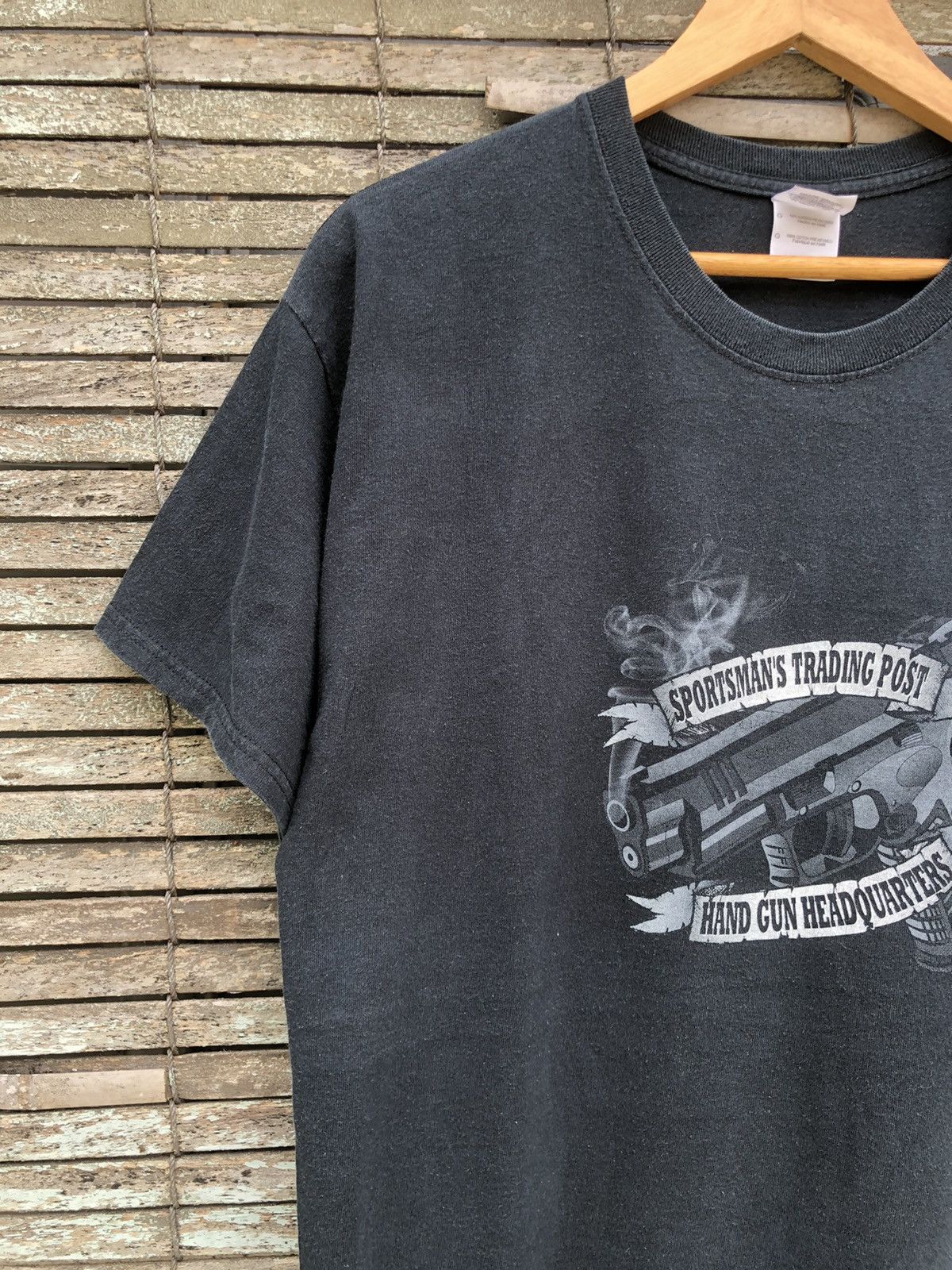 Vintage Vintage Y2K Sportmans Trading Post Hand Gun Backhit Tshirt Size US L / EU 52-54 / 3 - 14 Thumbnail