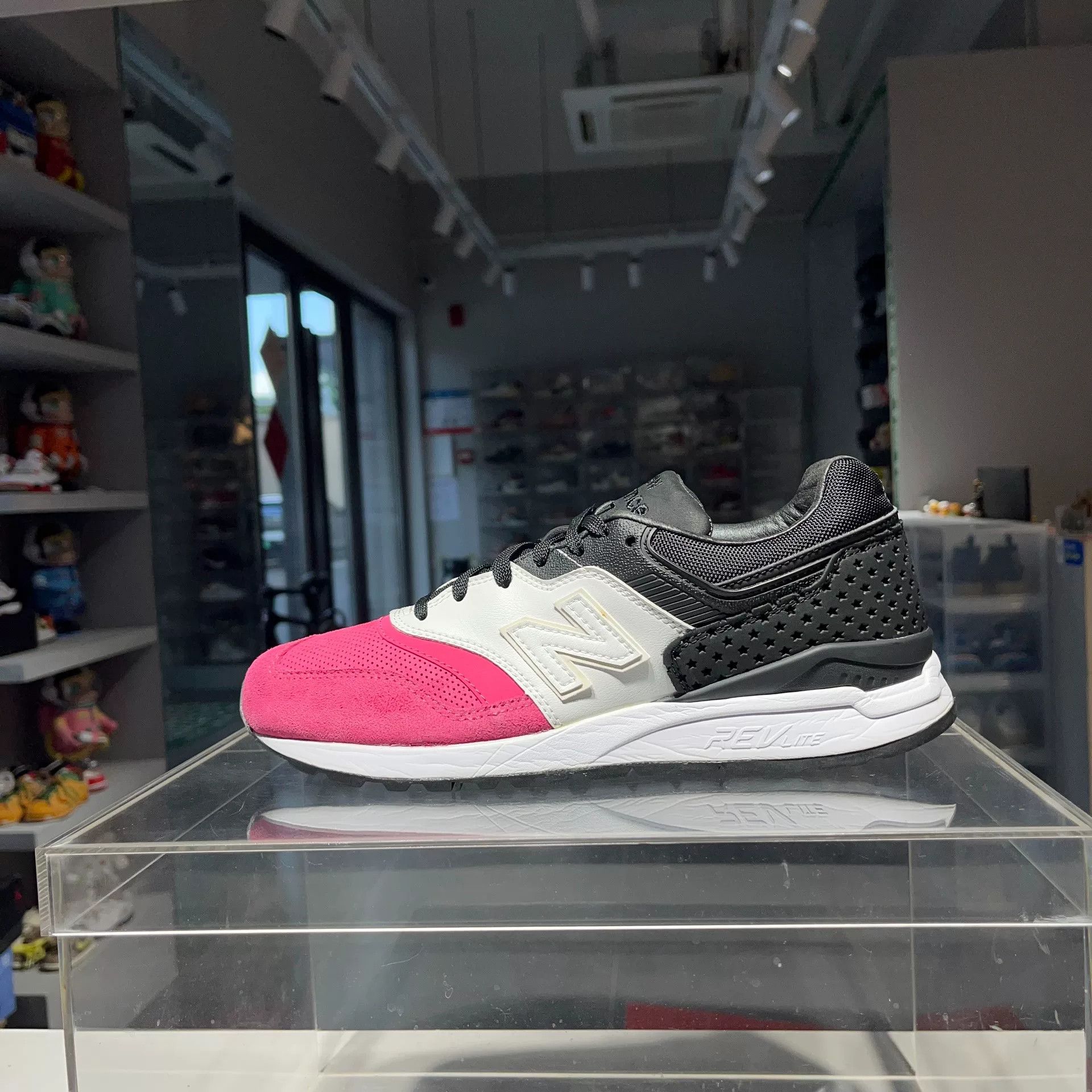 New Balance New Balance Pink Lowtop Sneakers us_12 Women Size US 12 / IT 42 - 1 Thumbnail