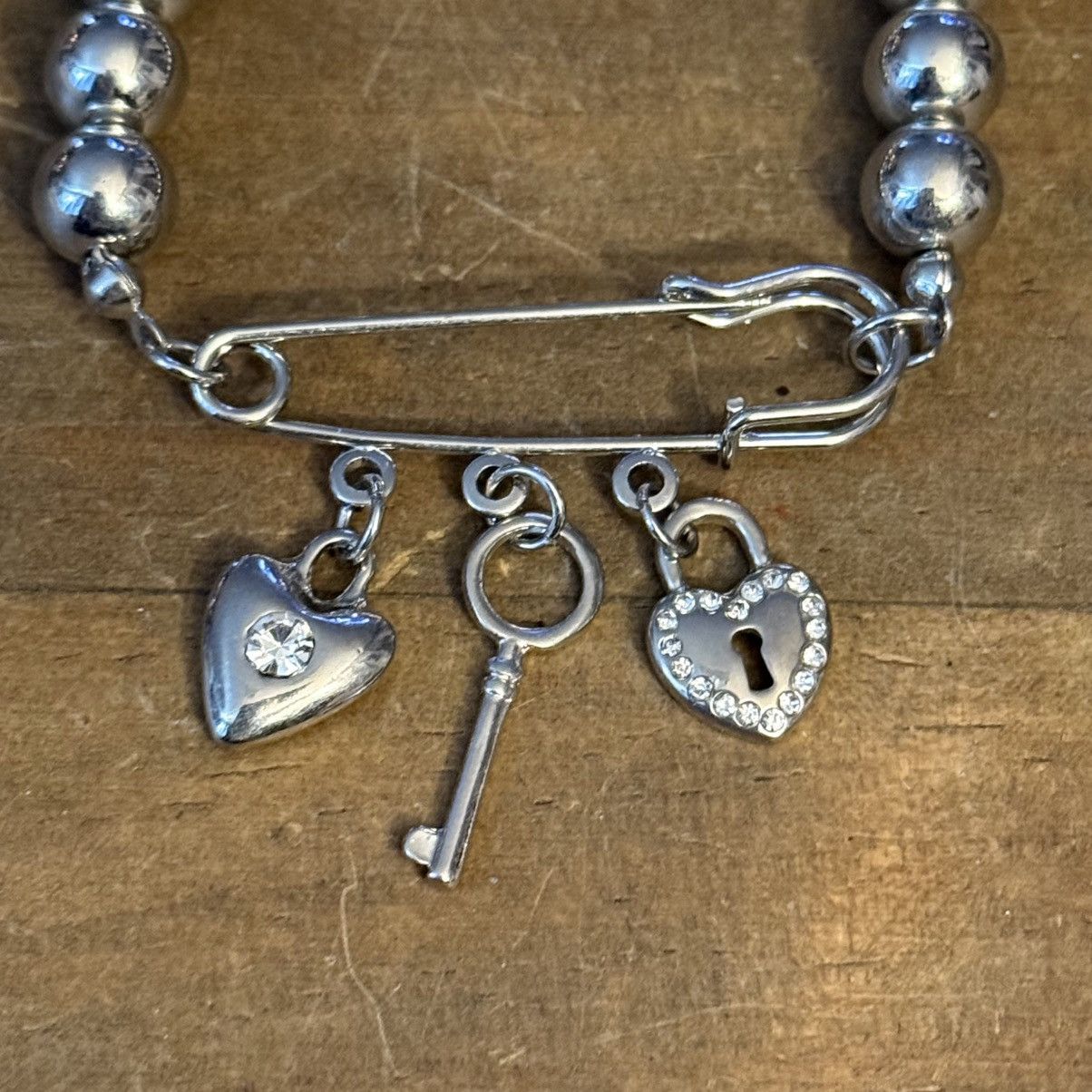Other Silver tone safety pin beaded charm bracelet Size ONE SIZE - 5 Thumbnail