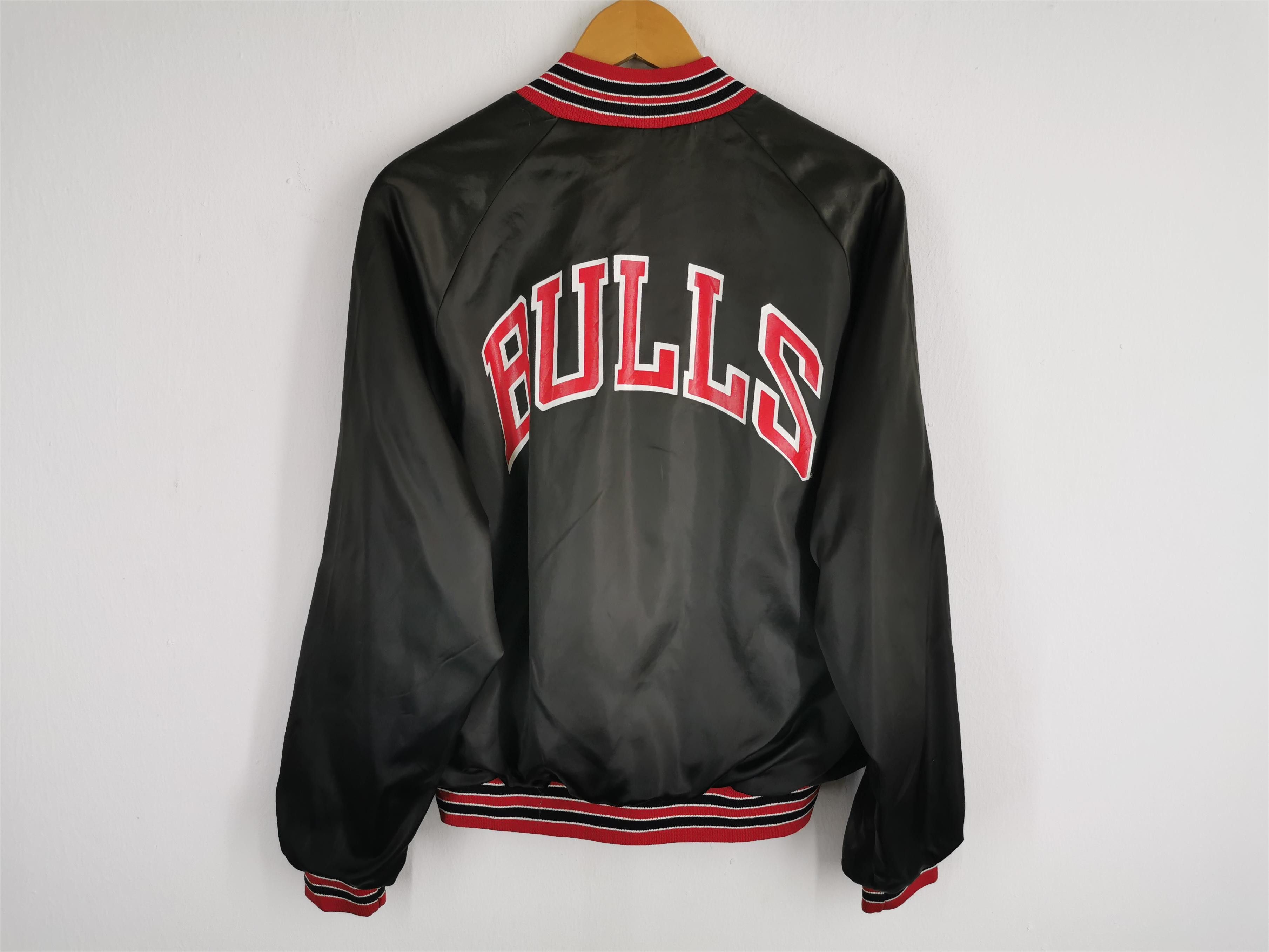 Vintage Vintage Chicago Bulls NBA Varsity Nylon Jacket Size L Size US L / EU 52-54 / 3 - 3 Thumbnail