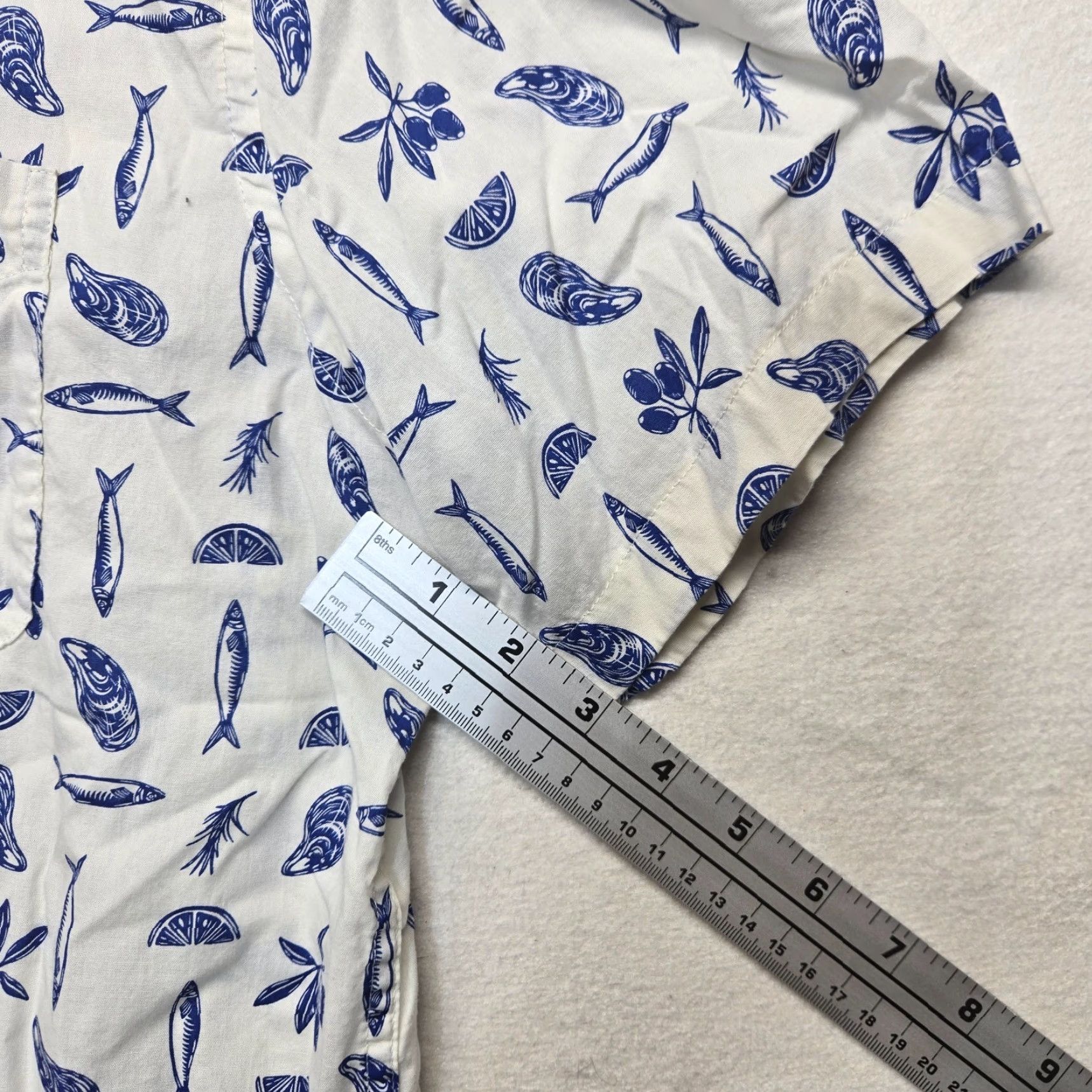 Old Navy Old Navy Men's Short Sleeve Button-Up Shirt Hawaiian All Over Fish Print White L Size US L / EU 52-54 / 3 - 5 Thumbnail