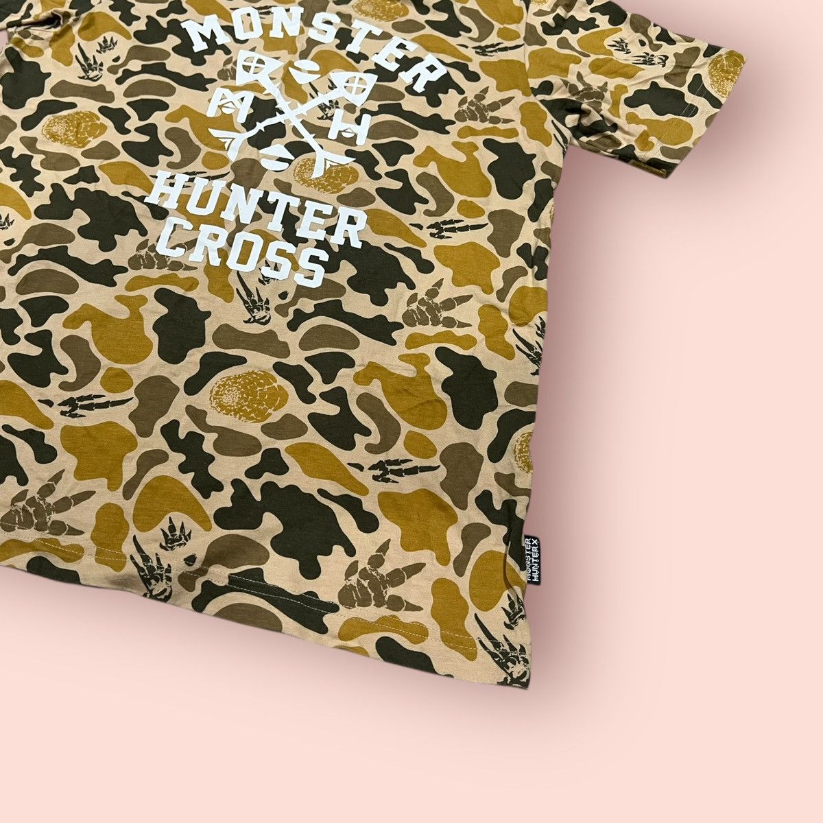 Anime × Jun Takahashi × Uniqlo RARE MONSTER HUNTER CROSS x UNIQLO FULL PRINTED CAMO SHIRTS Size US M / EU 48-50 / 2 - 5 Thumbnail