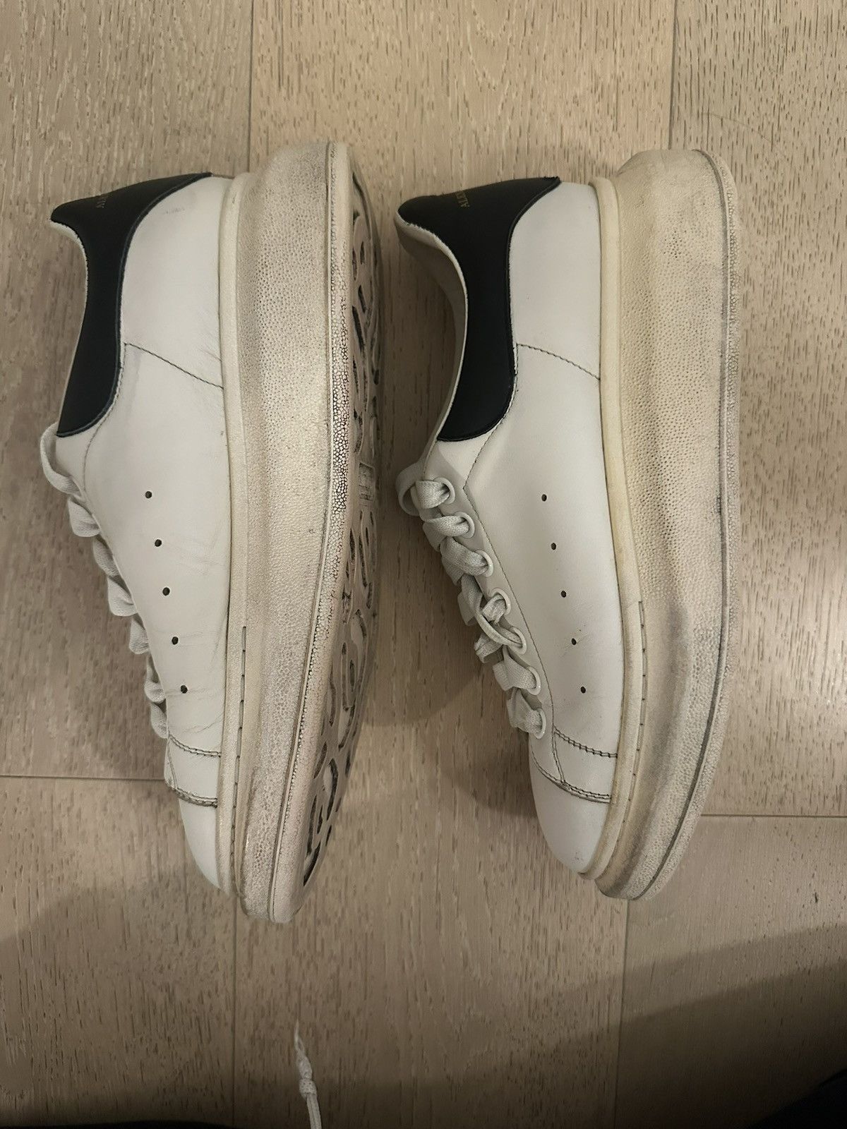 Alexander McQueen Alexander McQueen White & Black Oversized Sneaker Size US 7 / EU 40 - 4 Thumbnail