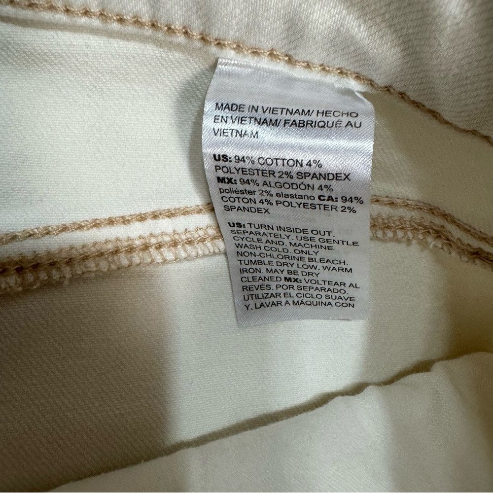 Chicos NWT New Chico's High Rise Straight Leg Ivory Jeans Size 2 U Size 34" / US 12 / IT 48 - 7 Thumbnail