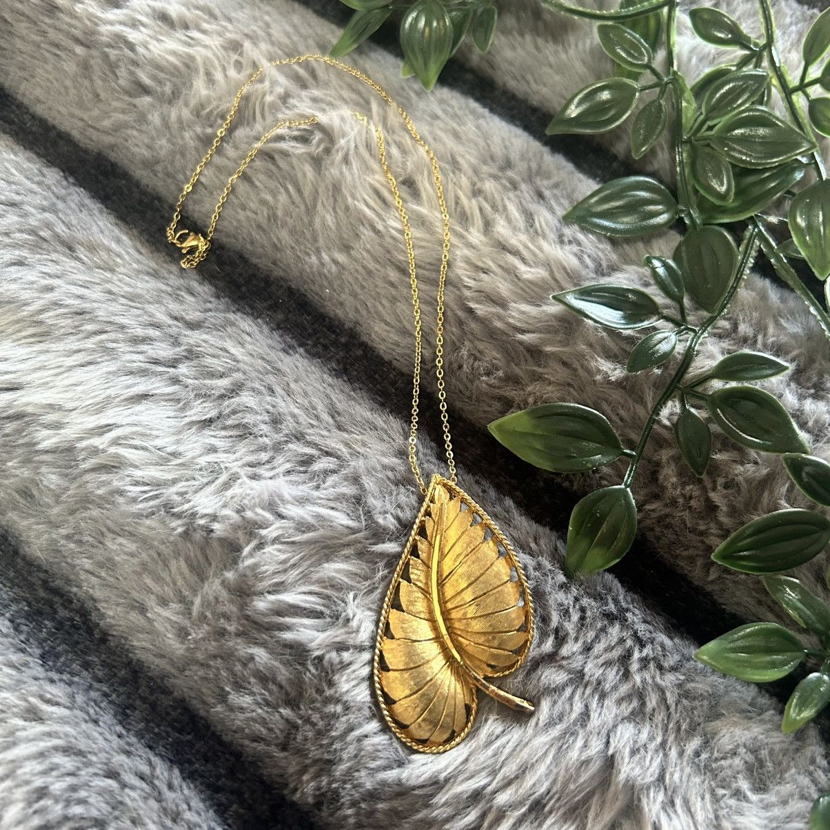Vintage Vintage 60s B.S.K. gold di-cut textured leaf brooch Size ONE SIZE - 7 Thumbnail