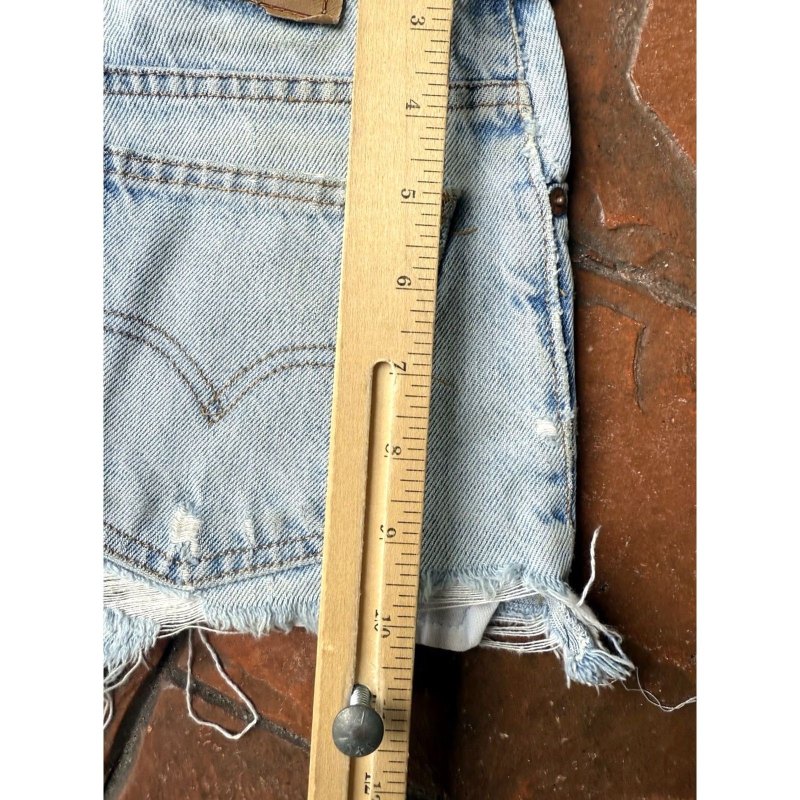 Levi's VINTAGE Levi's 550 Cut Off Jean Shorts Womens 7 Blue Denim Distressed USA Shorts 90s Mens? Womens Size 28" / US 6 / IT 42 - 8 Thumbnail