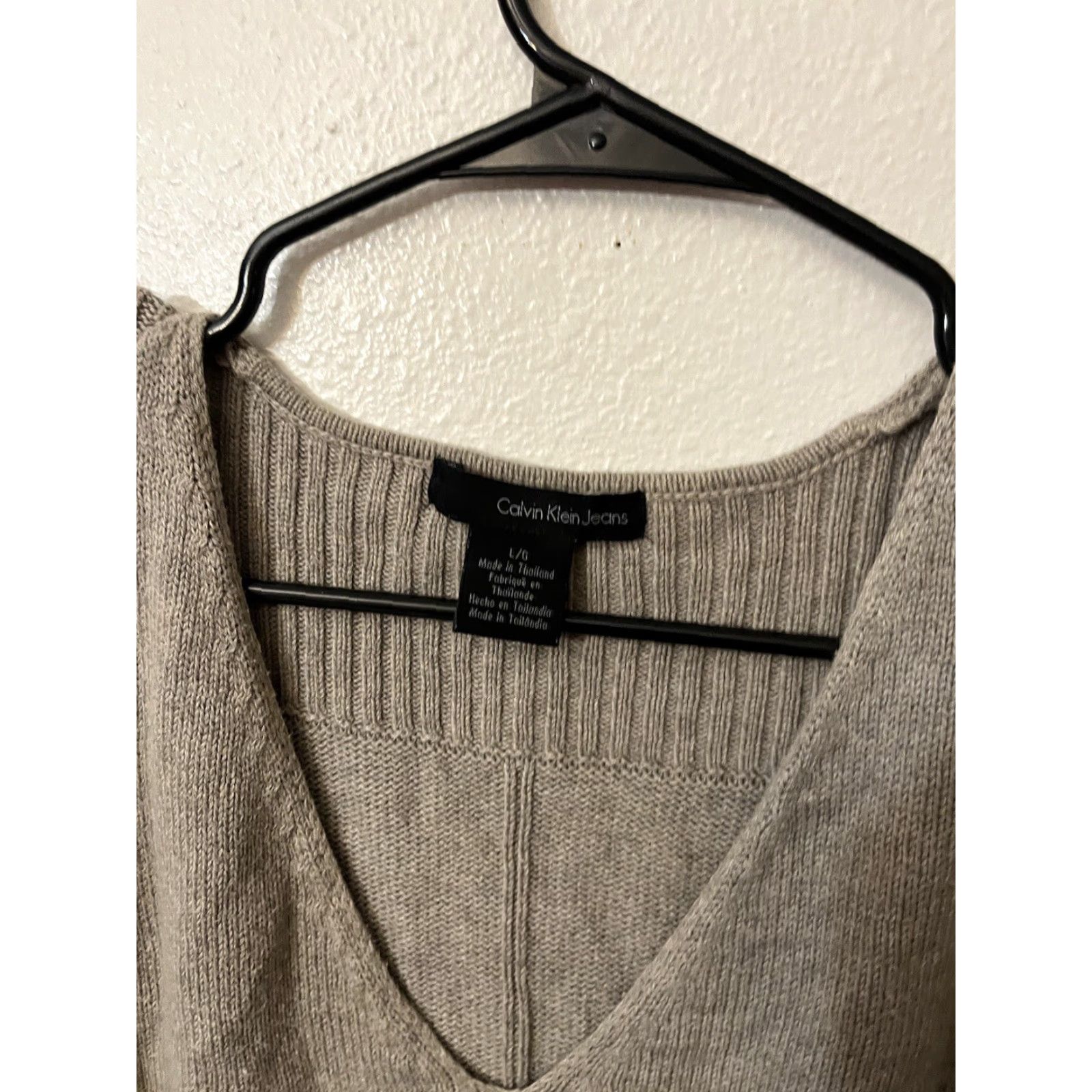 Calvin Klein Calvin Klein Sweater Large taupe v neck long sleeve Womens Size L / US 10 / IT 46 - 2 Thumbnail