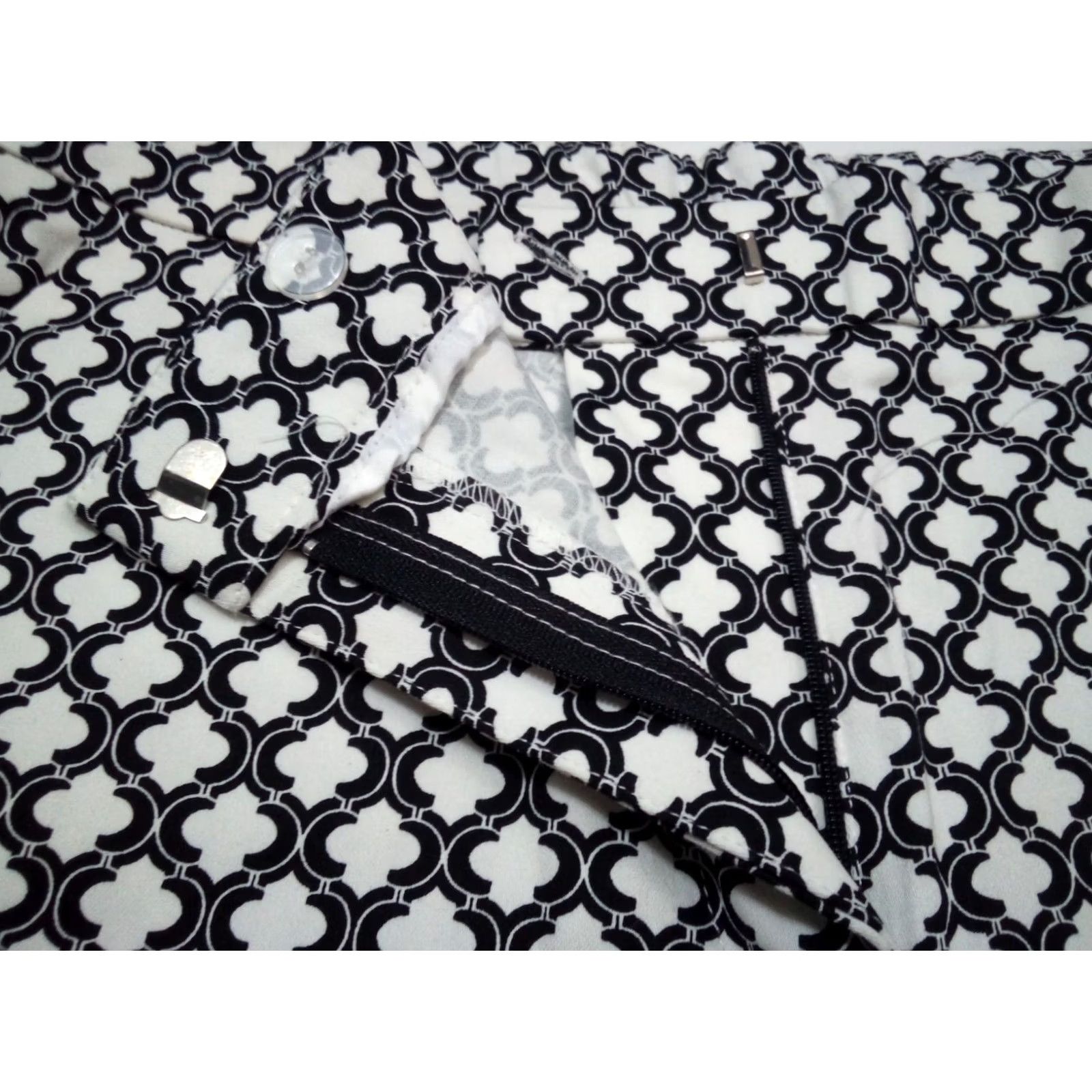 Vintage Susan Graver Bermuda Shorts Women 8 Black & White Geometric Stretch Flat Front Size 30" / US 8 / IT 44 - 5 Thumbnail