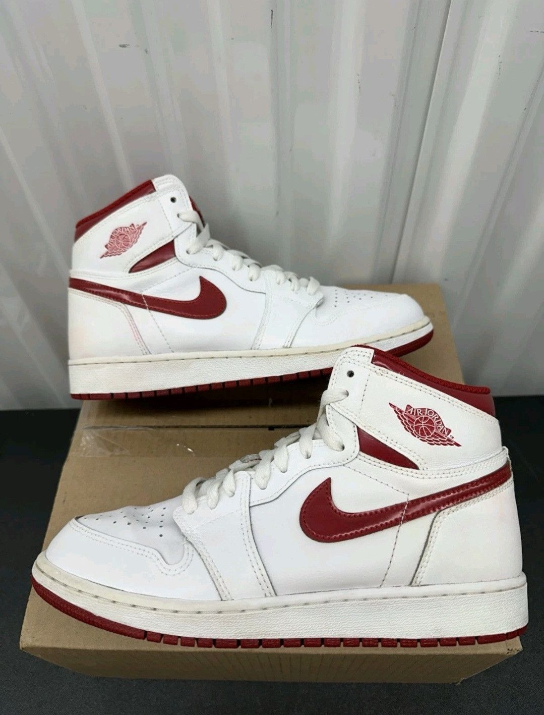 Jordan Brand Nike Air Jordan Retro 1 High OG GS Metallic Red Size 7Y Size US 7 / EU 40 - 3 Thumbnail