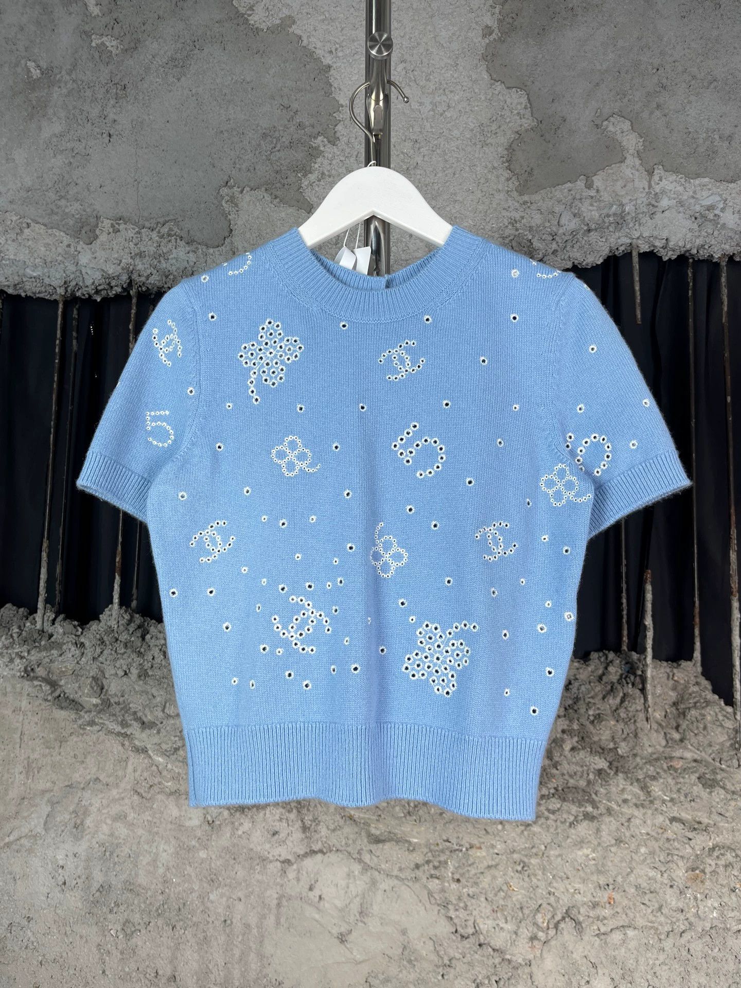 Chanel Chanel Camellia Cut-out Cashmere Short Sleeve 34 99 New Size XS / US 0-2 / IT 36-38 - 1 Thumbnail