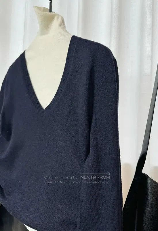 Max Mara MaxMara Women's V-Neck Wool Sweater in Dark Blue . Size XXS / US 00 / IT 34 - 3 Thumbnail