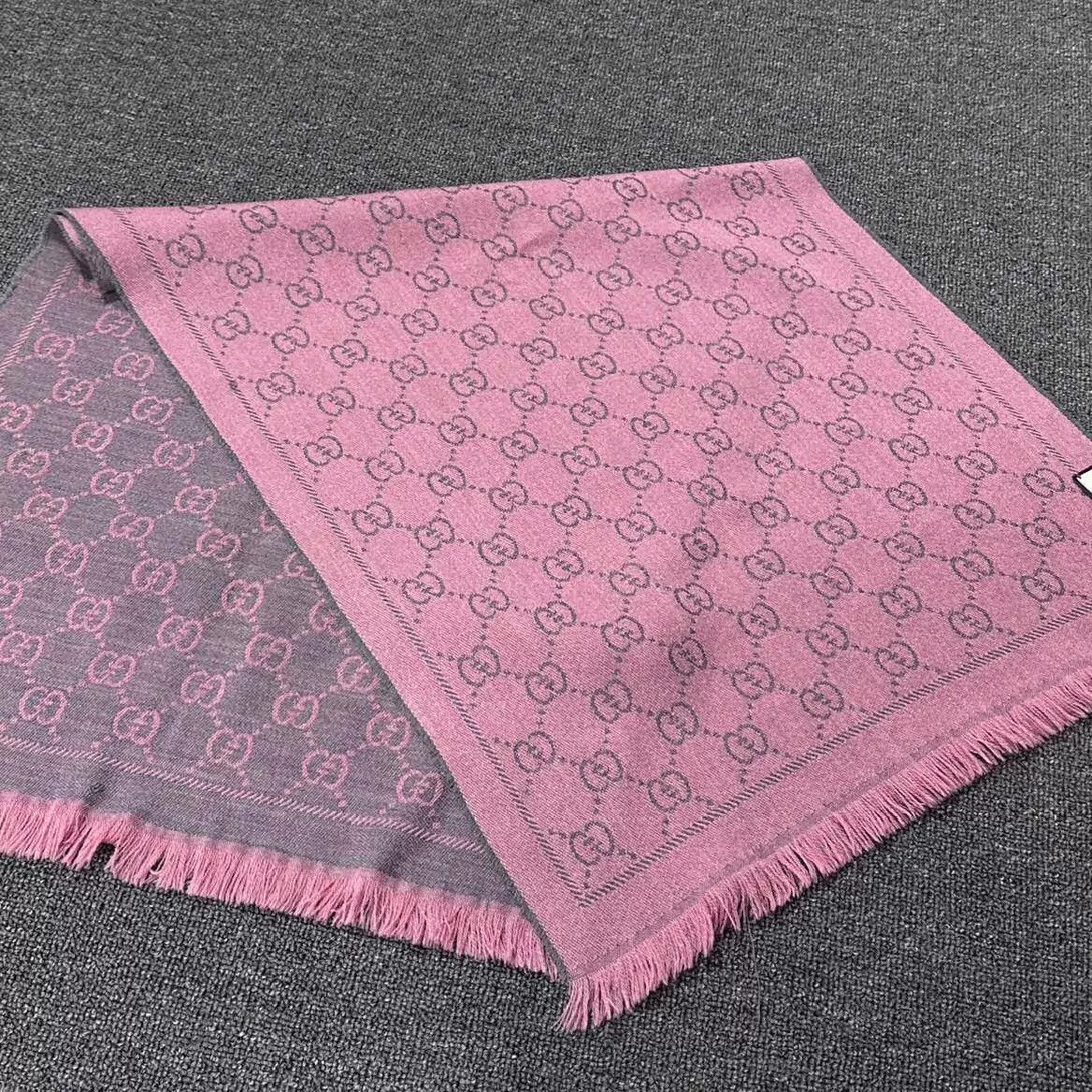 Gucci GUCCI Pink Logo Jacquard Tassel Scarf Pink/Gray Size ONE SIZE - 1 Thumbnail