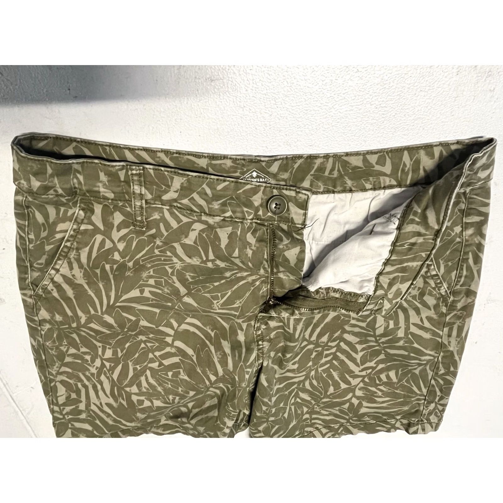 Vintage St. John's Bay Women’s Chino Short Palm Leaf Print Pockets Size 34-35 Green Regular Size 40" / US 18 - 6 Thumbnail