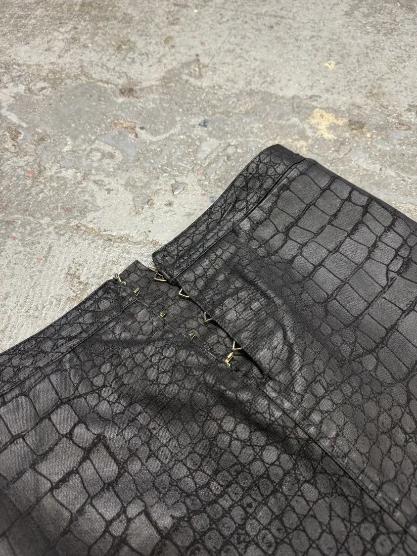 Roberto Cavalli × Vintage 2000s Roberto Cavalli Black Obscure Crocodile Effect Skirt Size 30" / US 8 / IT 44 - 6 Thumbnail