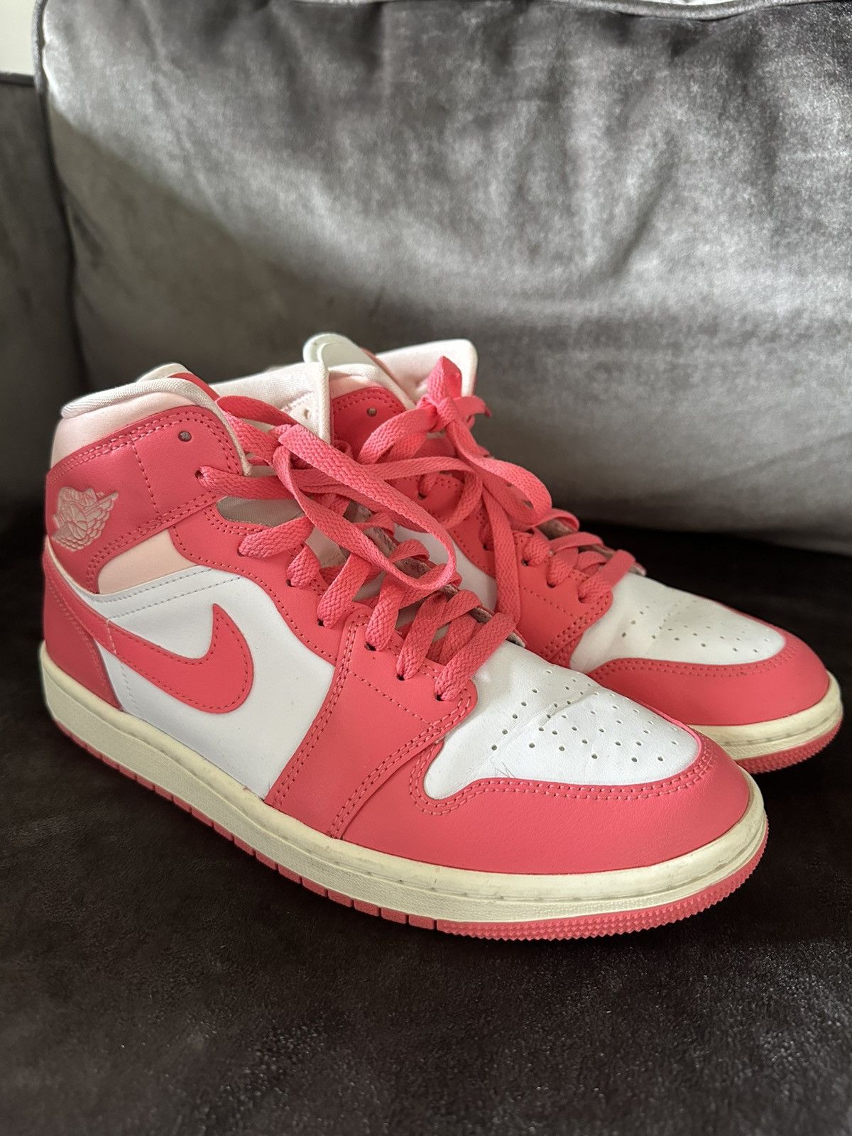 Nike Air Jordan 1 Mid ‘Strawberries and Cream’ Maat 40.5 Size US 9.5 / IT 39.5 - 1 Thumbnail