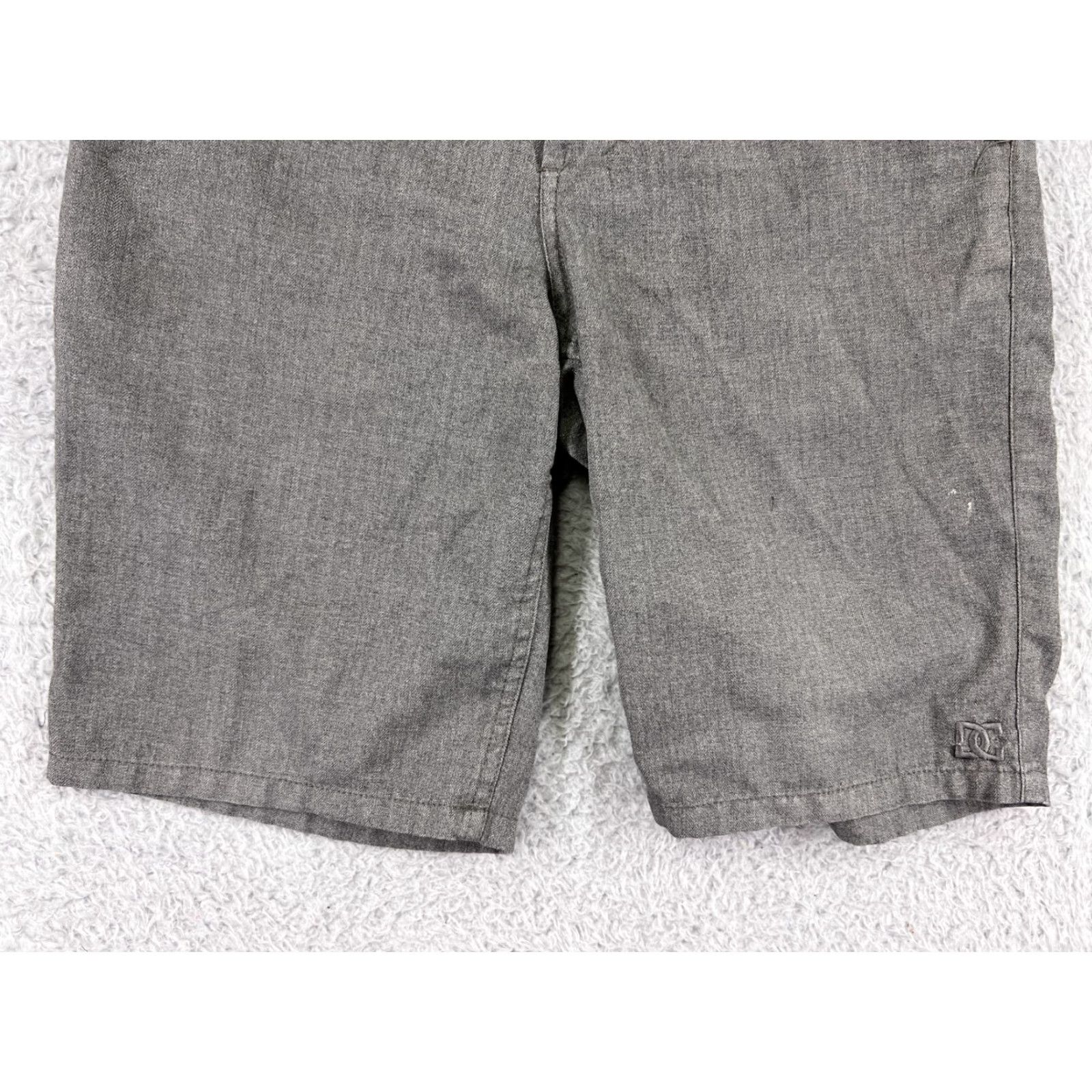 Vintage DC Shoes Shorts Mens 30 Gray Herringbone Twill Polyester Blend Skate Skateboard Size US 30 / EU 46 - 5 Thumbnail