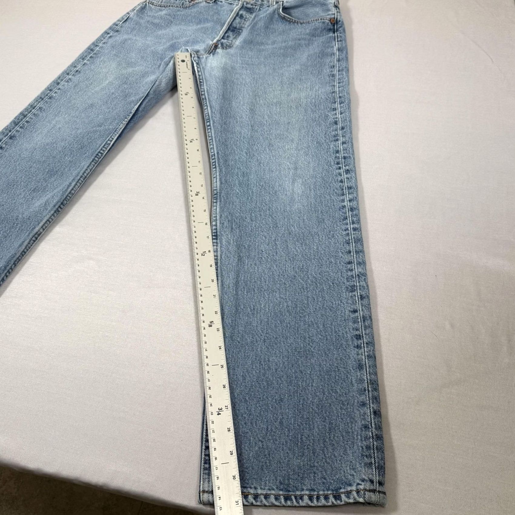 Levi's VINTAGE Levi's 501 Jeans Mens 34x32 Blue Light Wash Denim Straight 5-Pocket Button Fly 90s Size US 34 / EU 50 - 6 Thumbnail