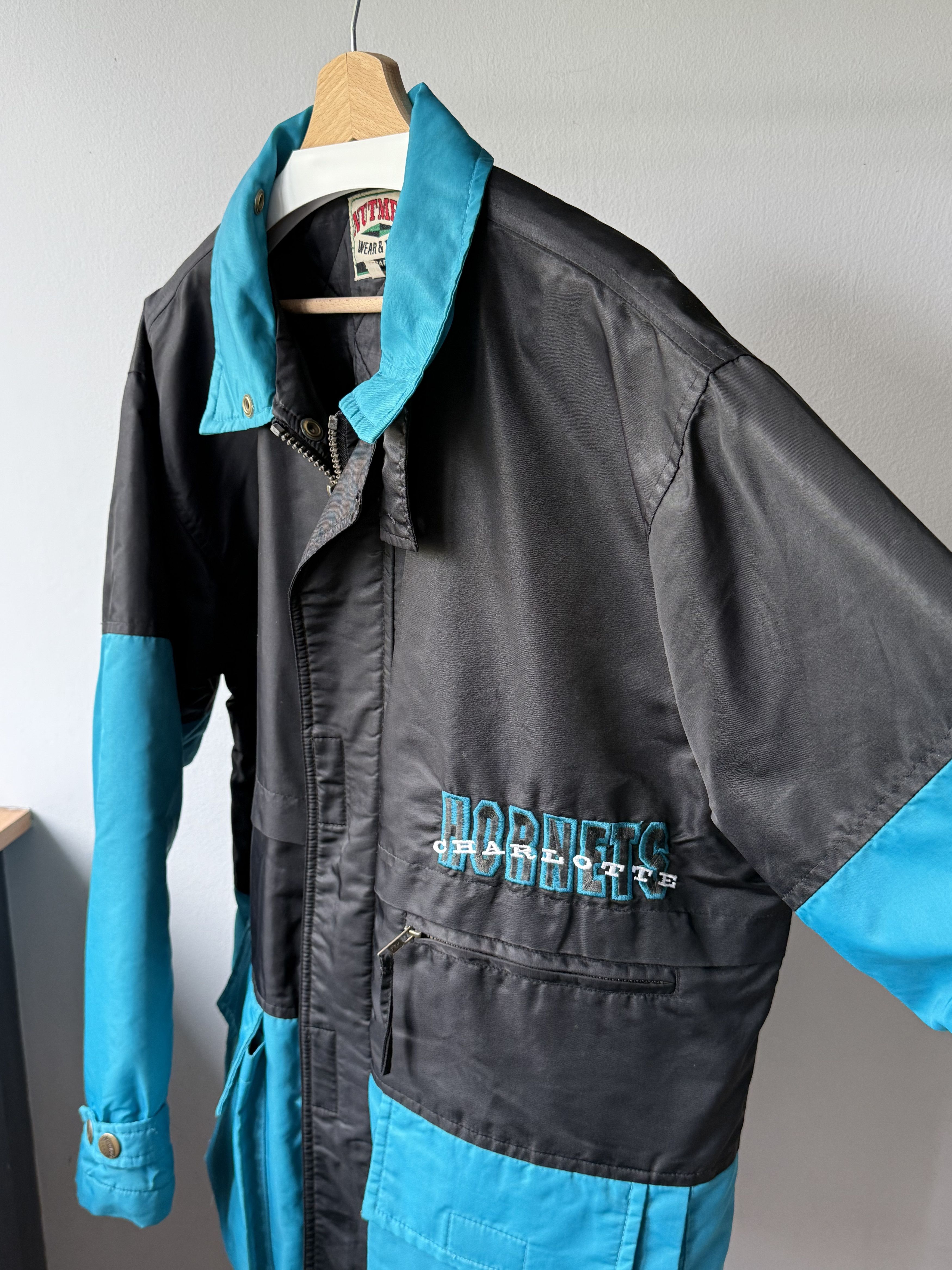 NBA × Nutmeg × Vintage Vintage Nutmeg Apparel Charlotte Hornets NBA Two Tone Jacket Size US M / EU 48-50 / 2 - 7 Thumbnail