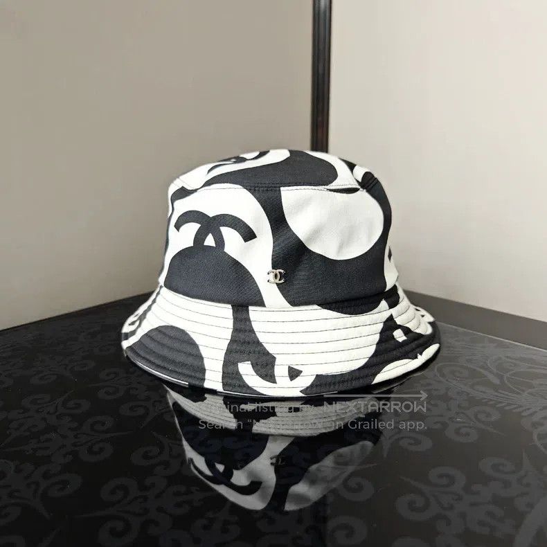 Chanel Chanel SizeM French black and white colour block double C f Size ONE SIZE - 1 Thumbnail