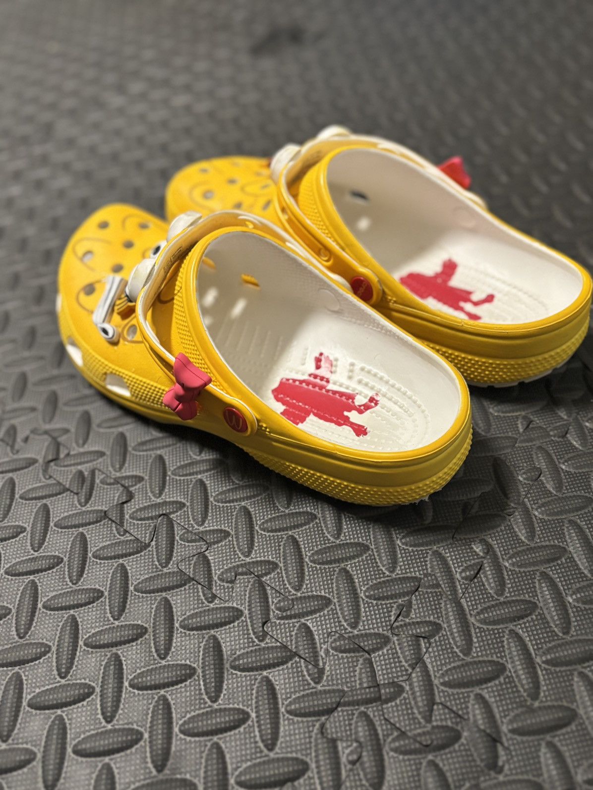 Crocs Crocs Yellow Unisex Clog Shoes SpongeBob SquarePants Size US 12 / EU 45 - 2 Thumbnail