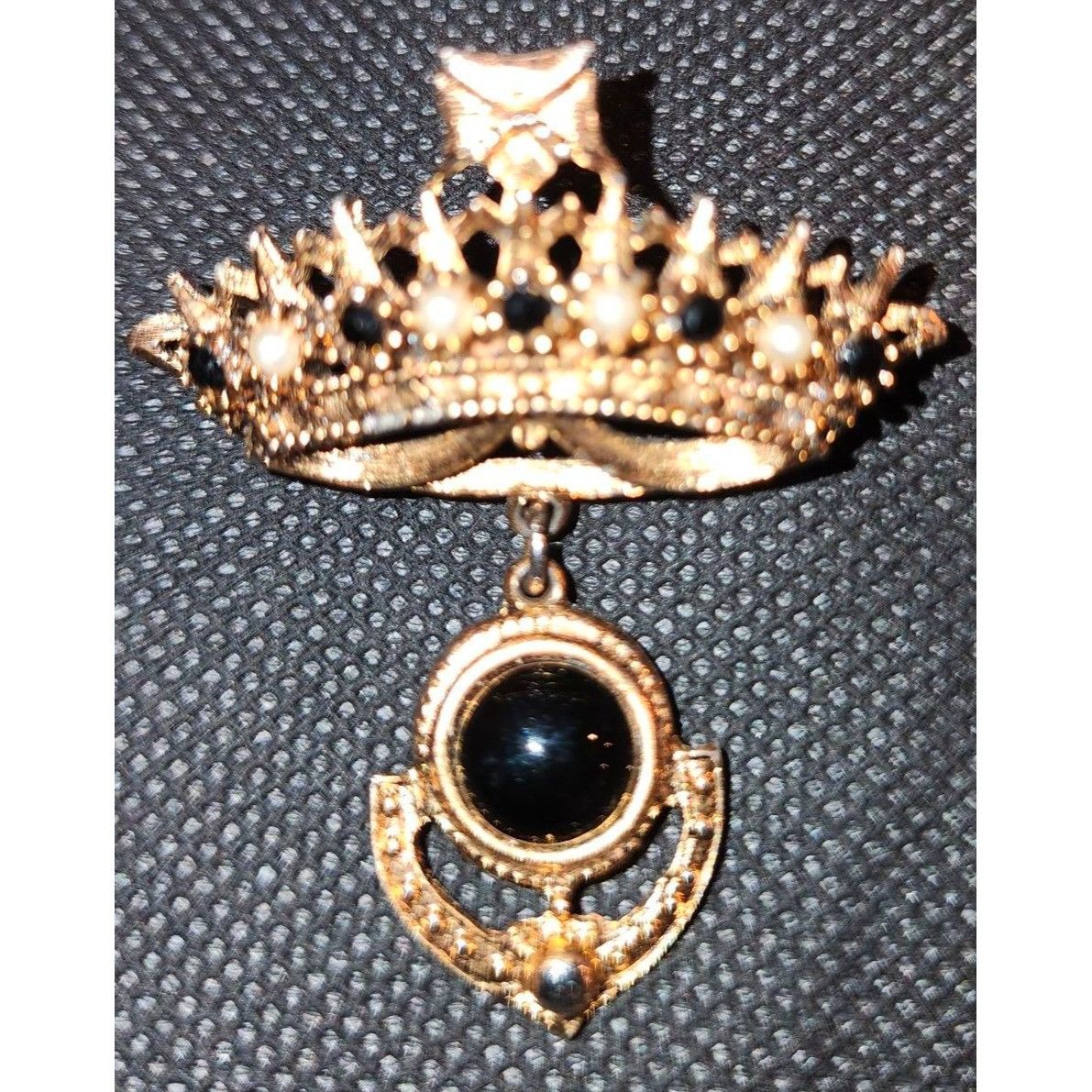 Vintage Vintage Gold Crown Brooch With Black Rhinestones Size ONE SIZE - 2 Thumbnail