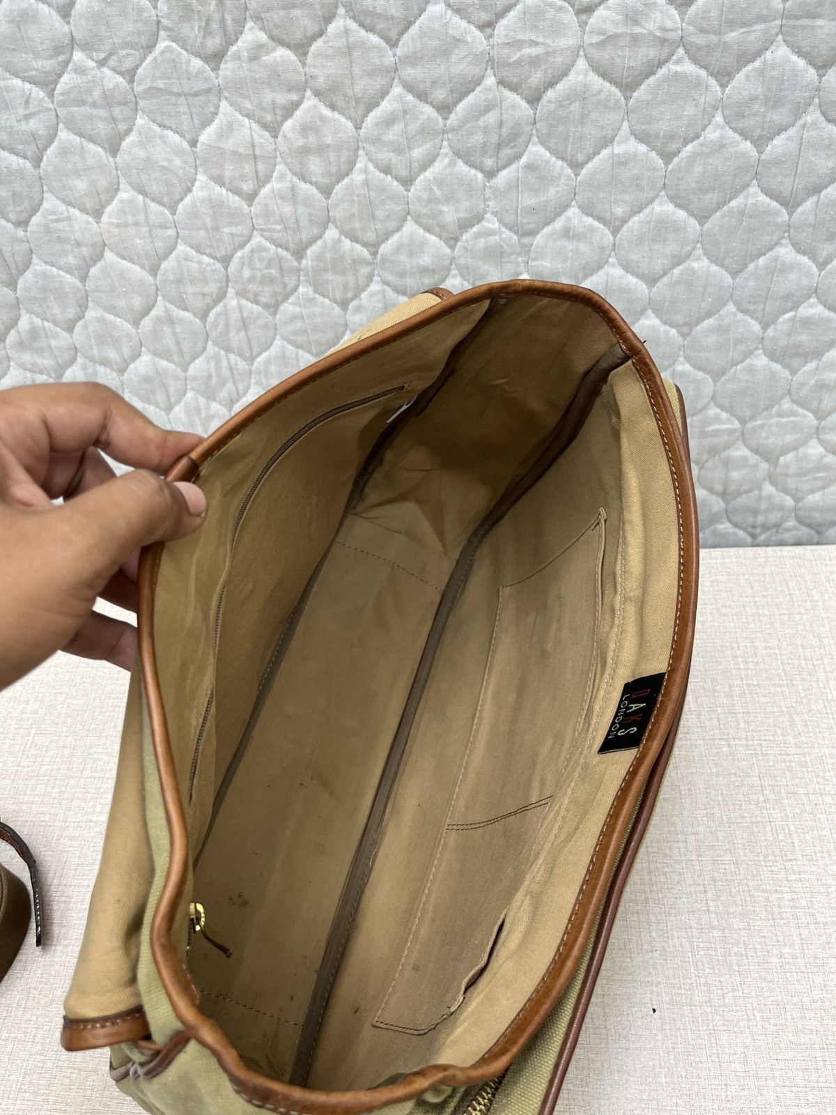 DAKS 🔥🔥🔥STEALS DAKS LONDON MESSENGER BAG Size ONE SIZE - 18 Thumbnail