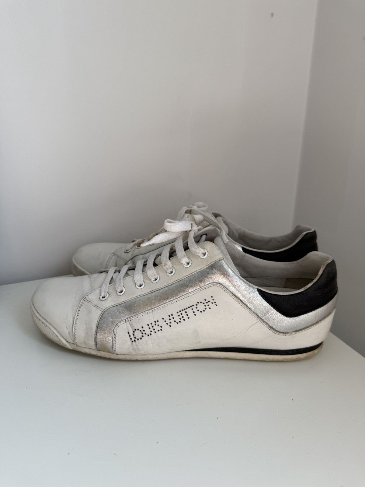 Louis Vuitton Louis Vuitton White Leather Template Logo Sneakers Size US 10 / EU 43 - 2 Thumbnail